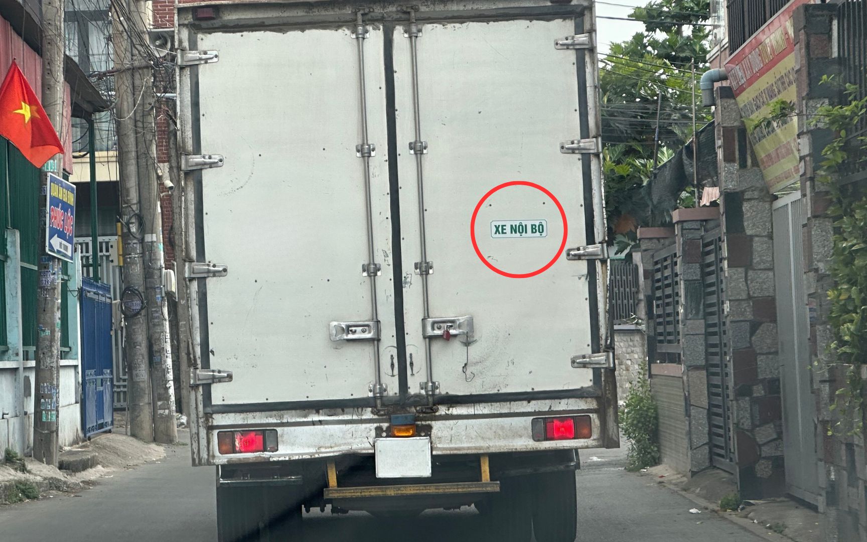 Phạt tới 10 triệu đồng với hành vi núp bóng 'xe nội bộ' - Ảnh 2. Phạt tới 10 triệu đồng với hành vi núp bóng 'xe nội bộ' - Ảnh 2.