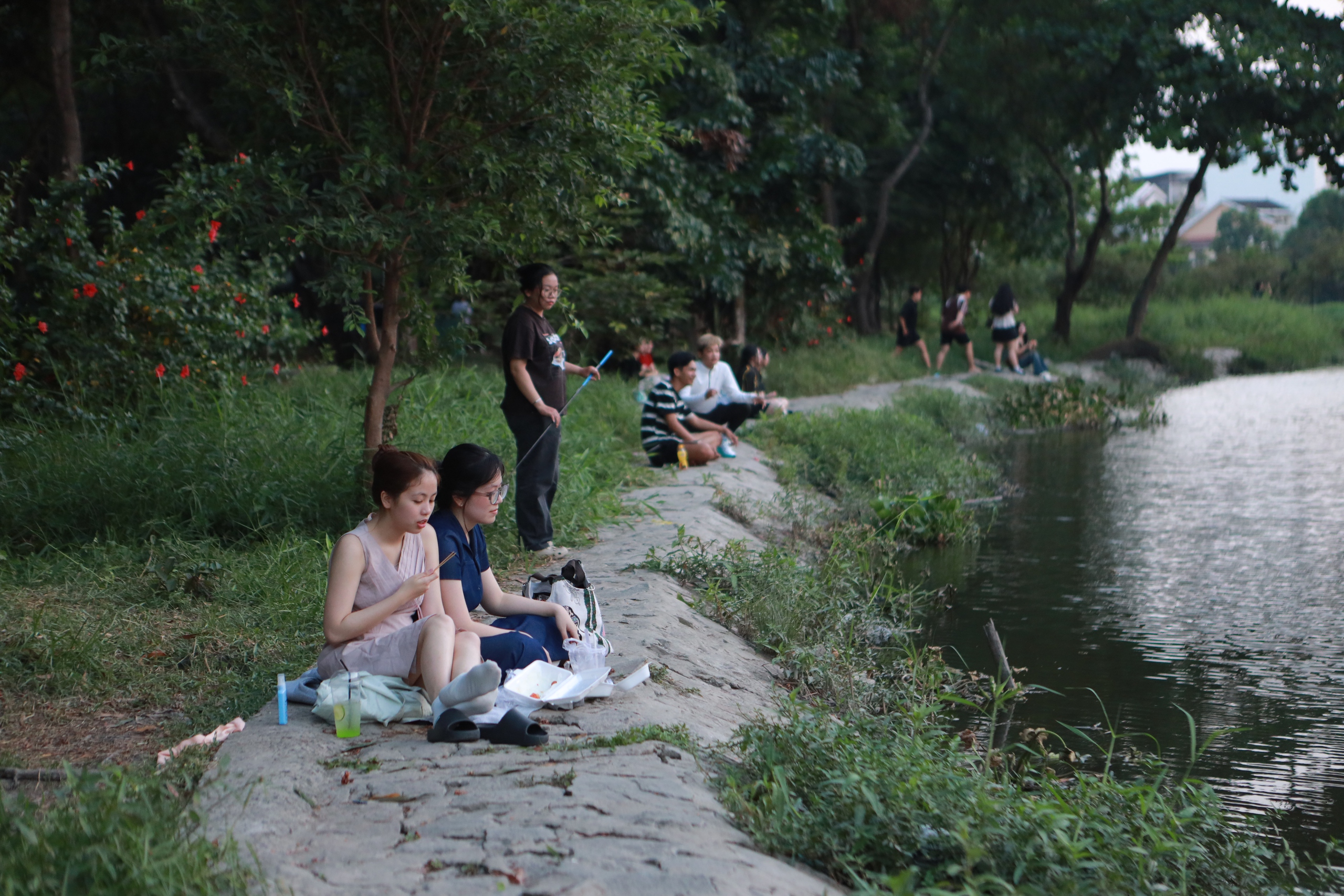 C&ocirc;ng vi&ecirc;n TP.HCM cao điểm nắng n&oacute;ng: Người d&acirc;n đi picnic, trải bạt dưới b&oacute;ng c&acirc;y 'giải nhiệt' - Ảnh 13.