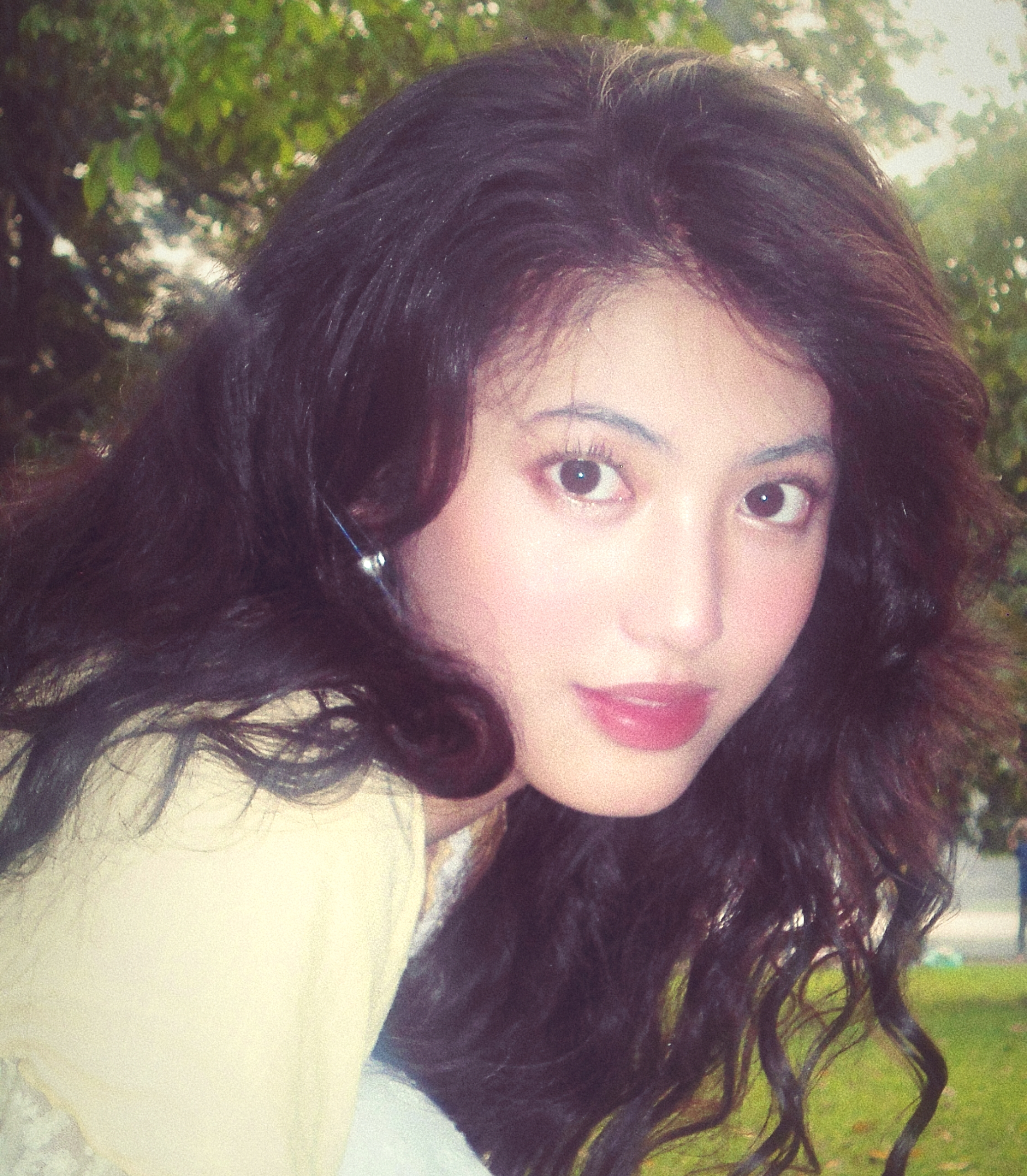 Cô gái bất ngờ nổi tiếng với bộ ảnh chụp ngẫu hứng để thử màu máy - Ảnh 3.