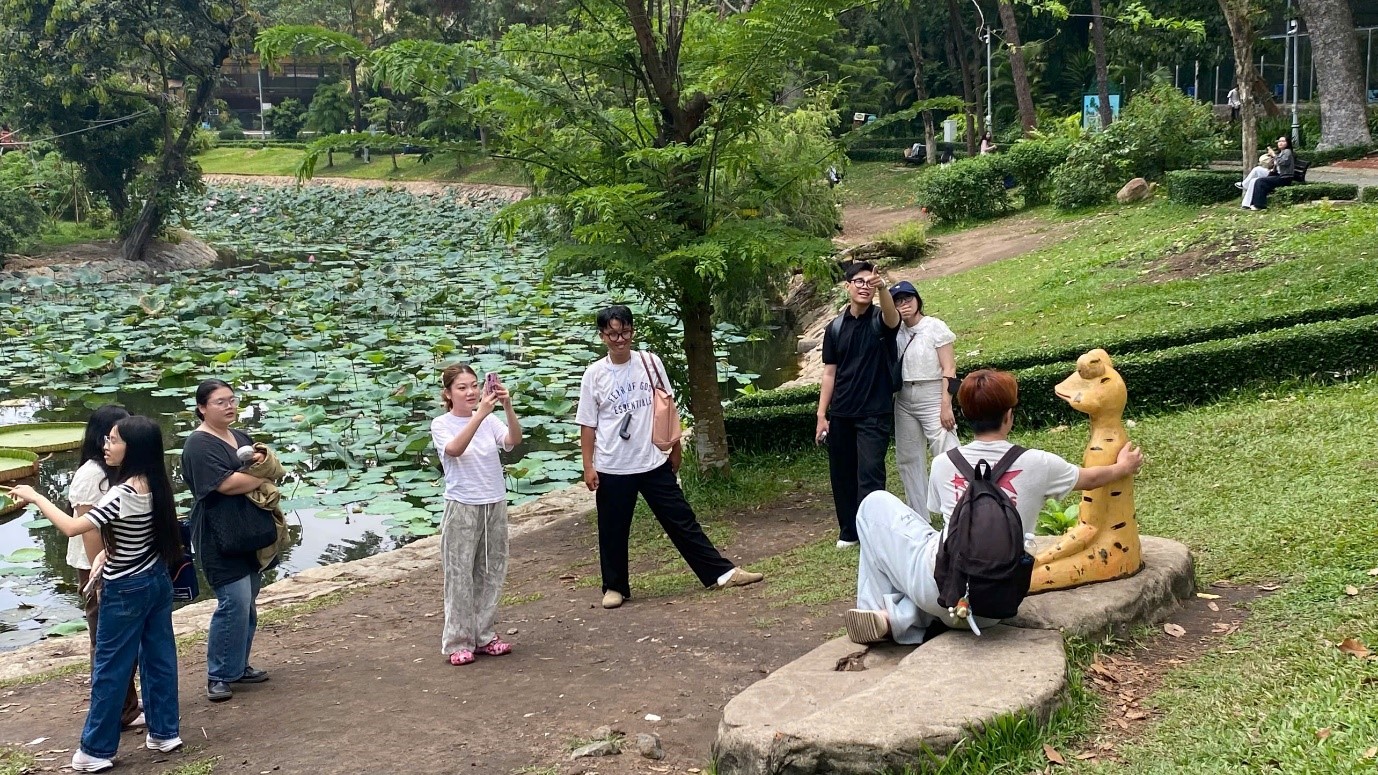 &lsquo;Ếch ngồi thiền&rsquo; Thảo Cầm Vi&ecirc;n bỗng dưng &lsquo;hot rần rần&rsquo;, nhiều người xếp h&agrave;ng để check-in - Ảnh 2.