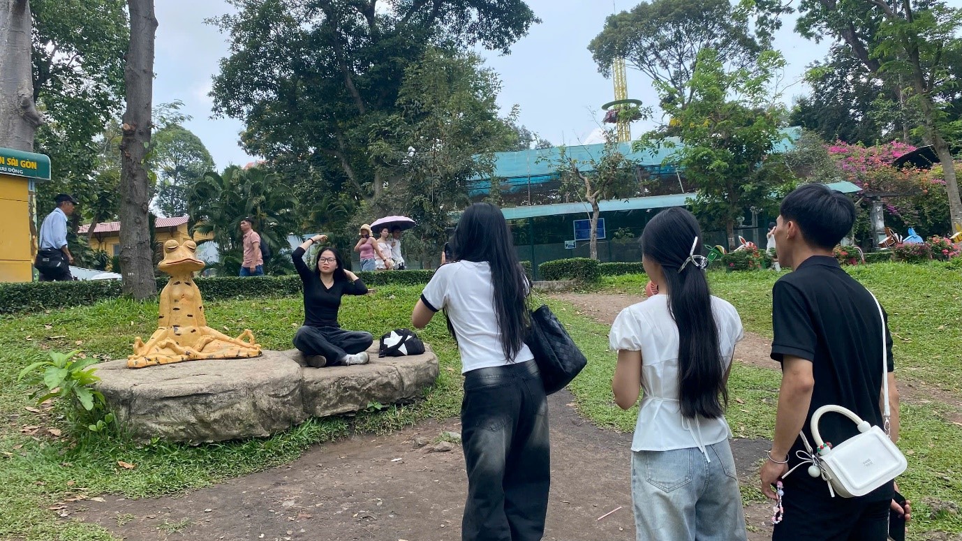 &lsquo;Ếch ngồi thiền&rsquo; Thảo Cầm Vi&ecirc;n bỗng dưng &lsquo;hot rần rần&rsquo;, nhiều người xếp h&agrave;ng để check-in - Ảnh 1.