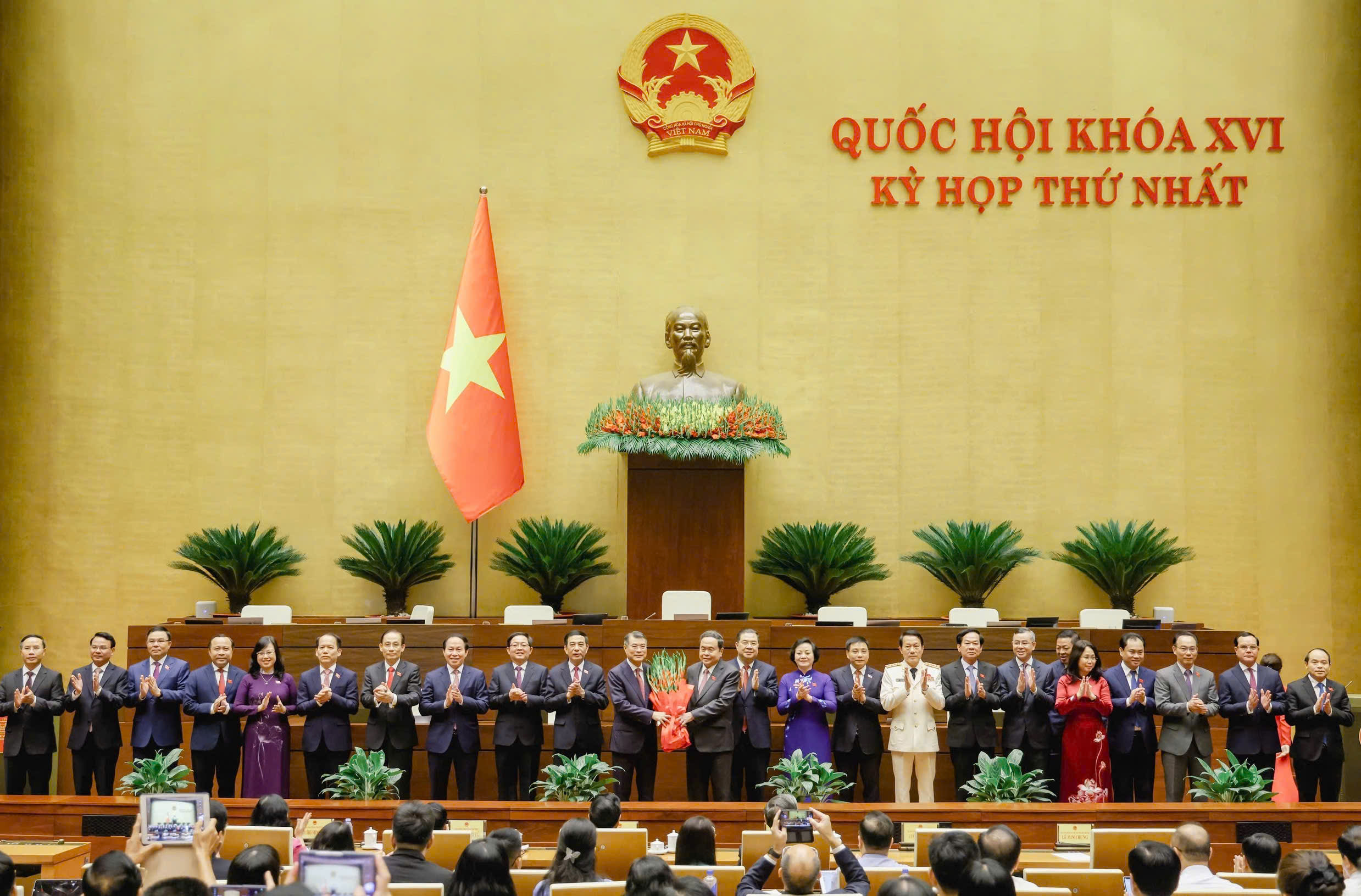 Quốc hội phê chuẩn bổ nhiệm 6 phó thủ tướng - Ảnh 2.