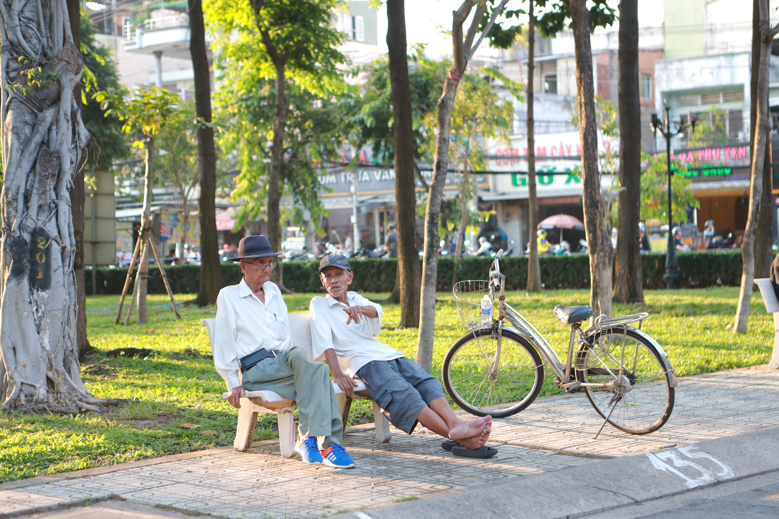 C&ocirc;ng vi&ecirc;n TP.HCM cao điểm nắng n&oacute;ng: Người d&acirc;n đi picnic, trải bạt dưới b&oacute;ng c&acirc;y 'giải nhiệt' - Ảnh 9.
