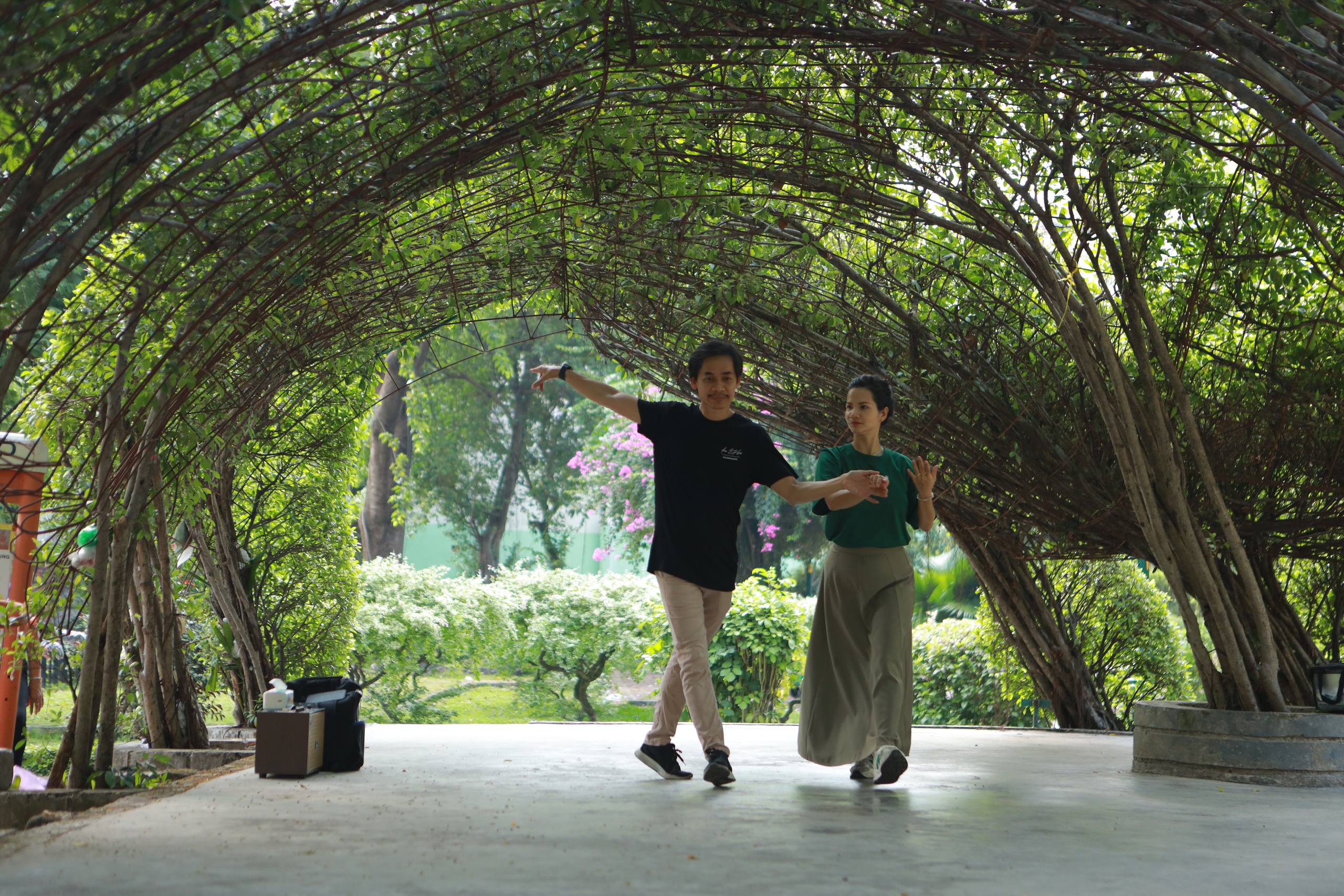 C&ocirc;ng vi&ecirc;n TP.HCM cao điểm nắng n&oacute;ng: Người d&acirc;n đi picnic, trải bạt dưới b&oacute;ng c&acirc;y 'giải nhiệt' - Ảnh 4.