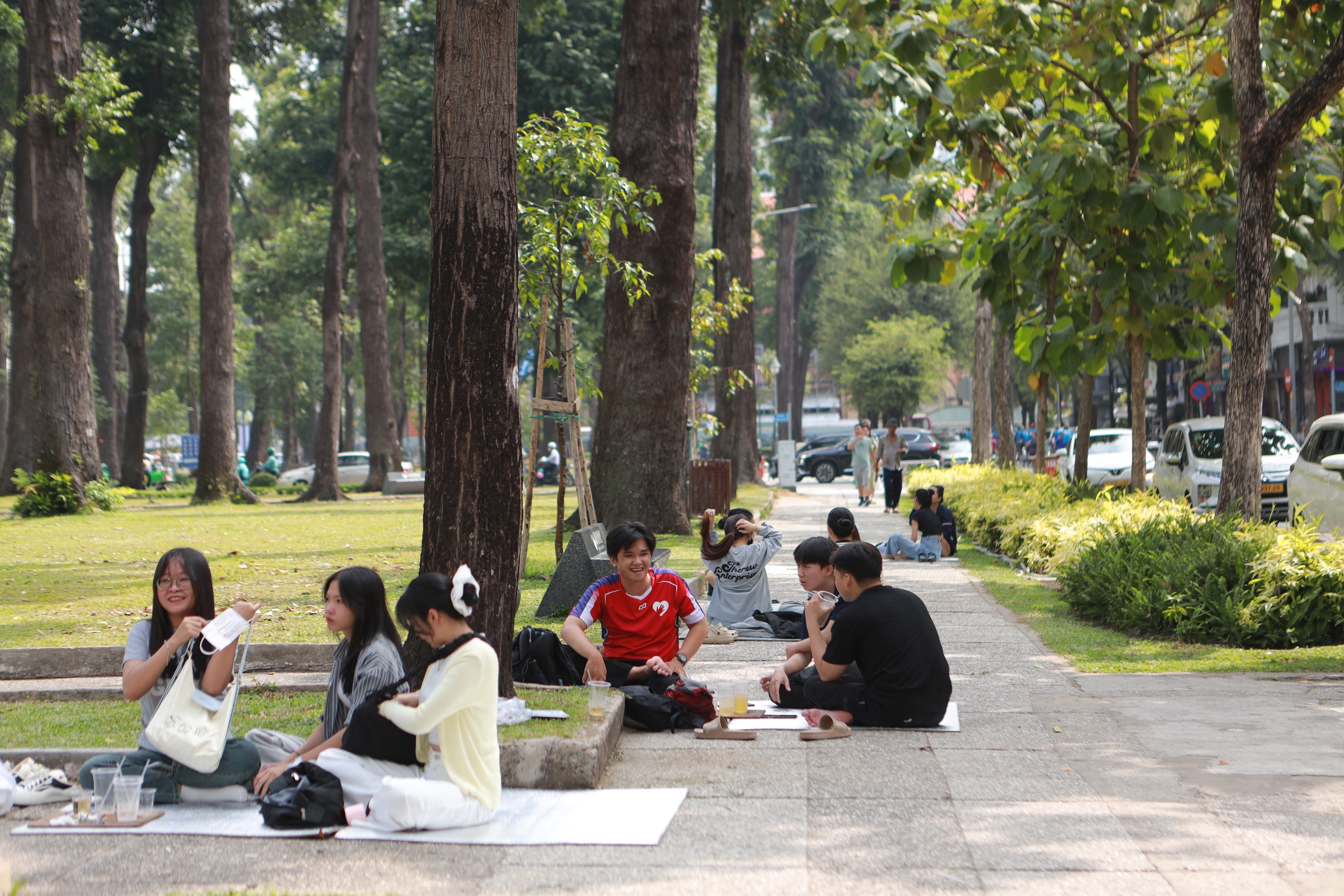 C&ocirc;ng vi&ecirc;n TP.HCM cao điểm nắng n&oacute;ng: Người d&acirc;n đi picnic, trải bạt dưới b&oacute;ng c&acirc;y 'giải nhiệt' - Ảnh 6.