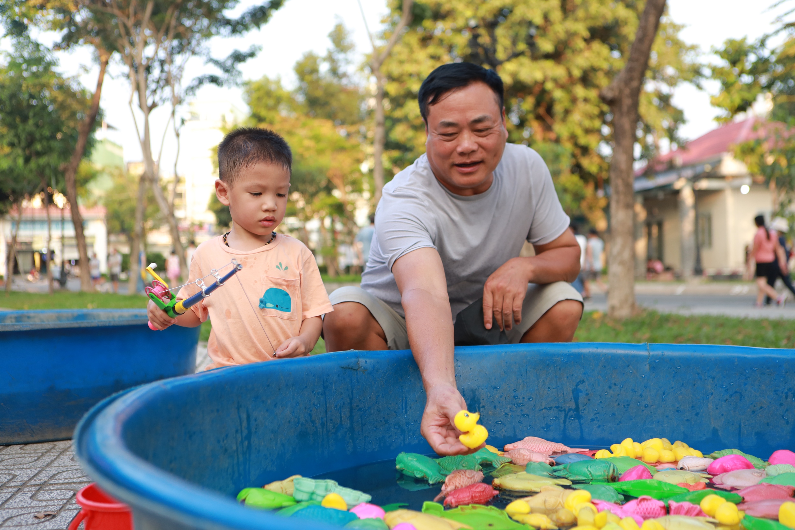 C&ocirc;ng vi&ecirc;n TP.HCM cao điểm nắng n&oacute;ng: Người d&acirc;n đi picnic, trải bạt dưới b&oacute;ng c&acirc;y 'giải nhiệt' - Ảnh 11.