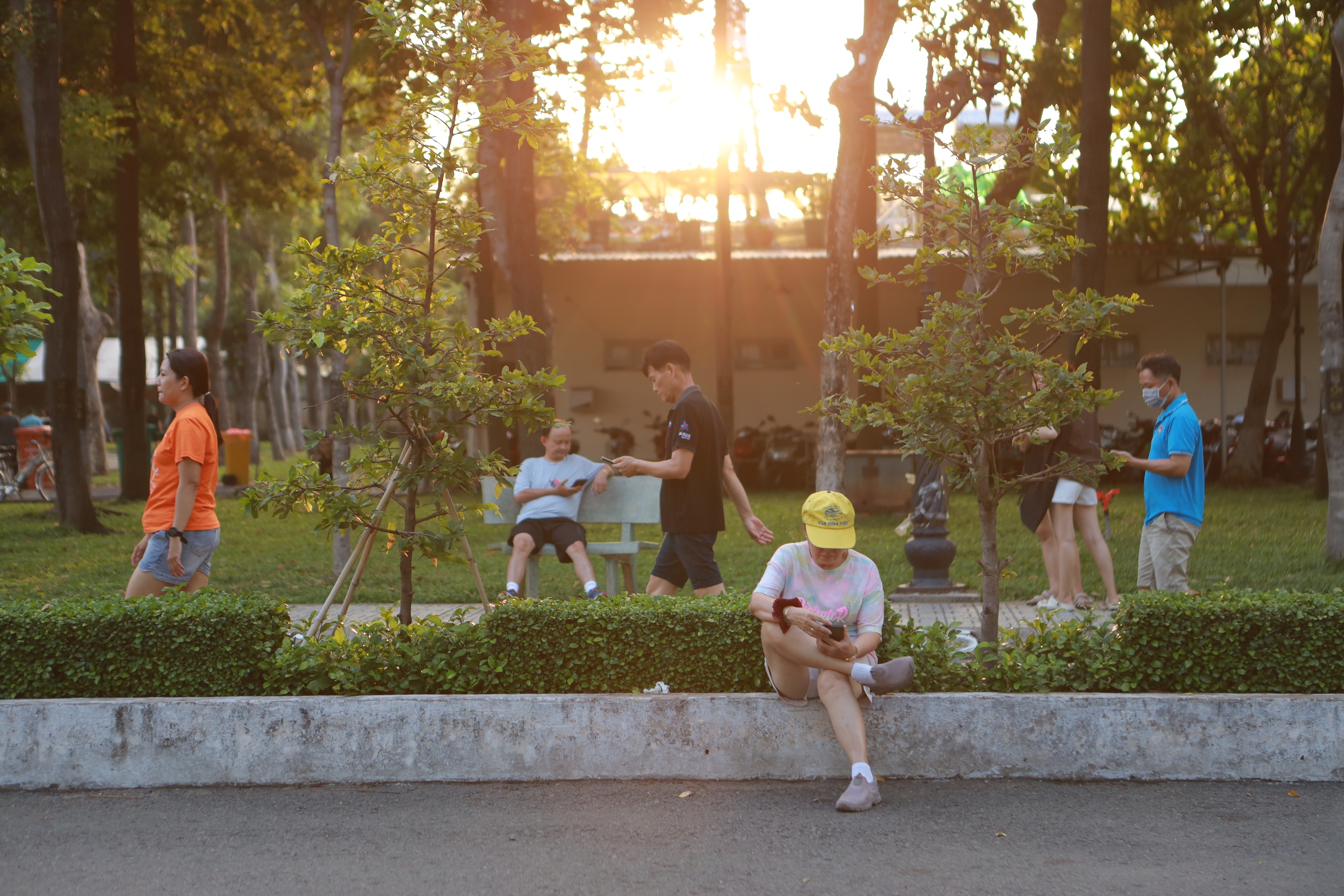 C&ocirc;ng vi&ecirc;n TP.HCM cao điểm nắng n&oacute;ng: Người d&acirc;n đi picnic, trải bạt dưới b&oacute;ng c&acirc;y 'giải nhiệt' - Ảnh 8.