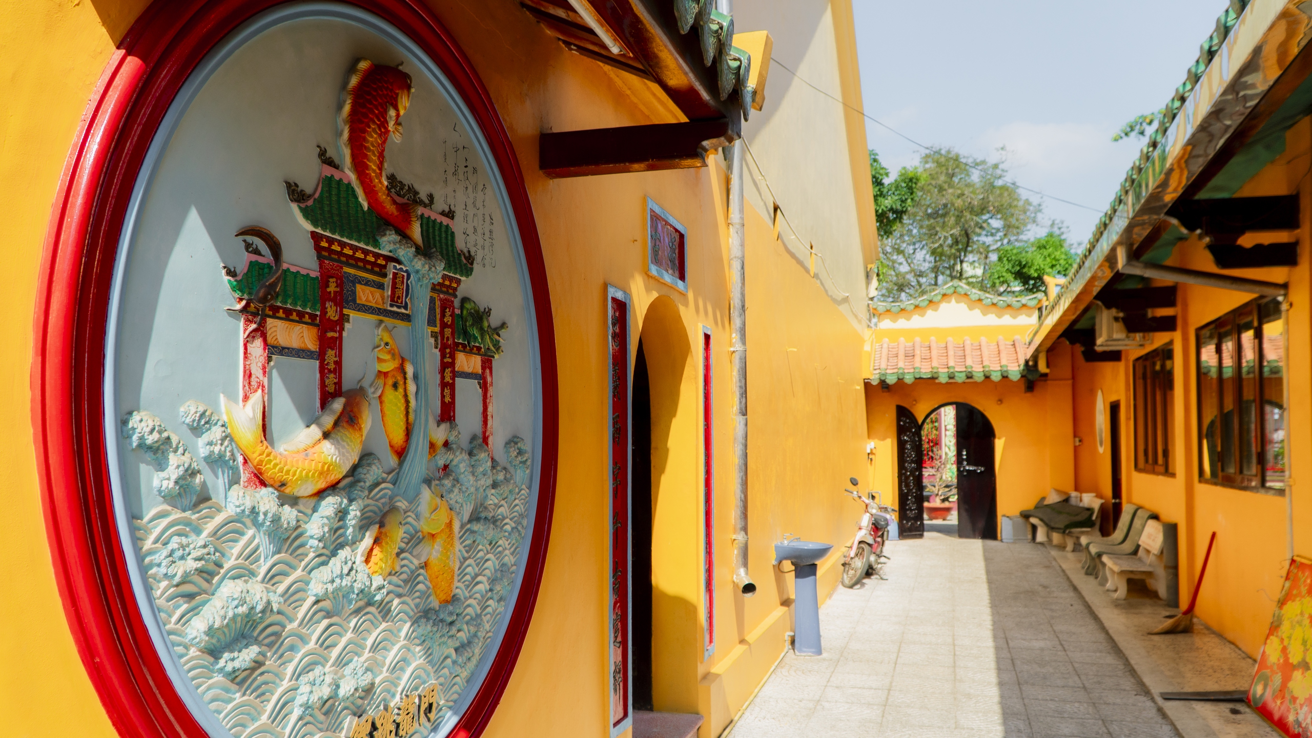 Ngôi chùa gần 500 năm tuổi Phước Minh Cung ở Vĩnh Long - bảo tàng mỹ thuật độc đáo - Ảnh 4. Ngôi chùa gần 500 năm tuổi Phước Minh Cung ở Vĩnh Long - bảo tàng mỹ thuật độc đáo - Ảnh 4.