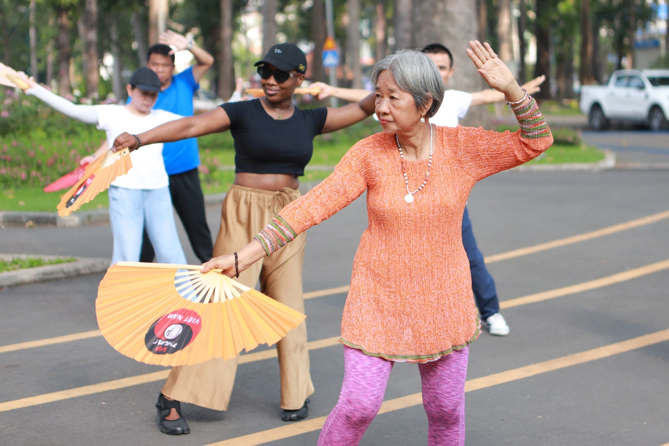 C&ocirc;ng vi&ecirc;n TP.HCM cao điểm nắng n&oacute;ng: Người d&acirc;n đi picnic, trải bạt dưới b&oacute;ng c&acirc;y 'giải nhiệt' - Ảnh 2.