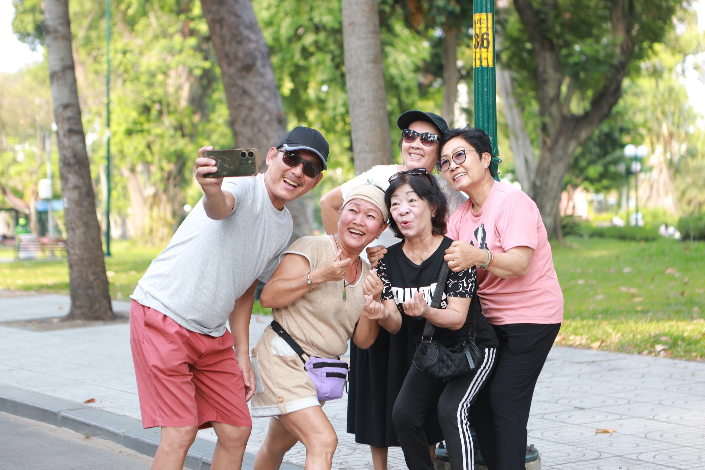 C&ocirc;ng vi&ecirc;n TP.HCM cao điểm nắng n&oacute;ng: Người d&acirc;n đi picnic, trải bạt dưới b&oacute;ng c&acirc;y 'giải nhiệt' - Ảnh 5.