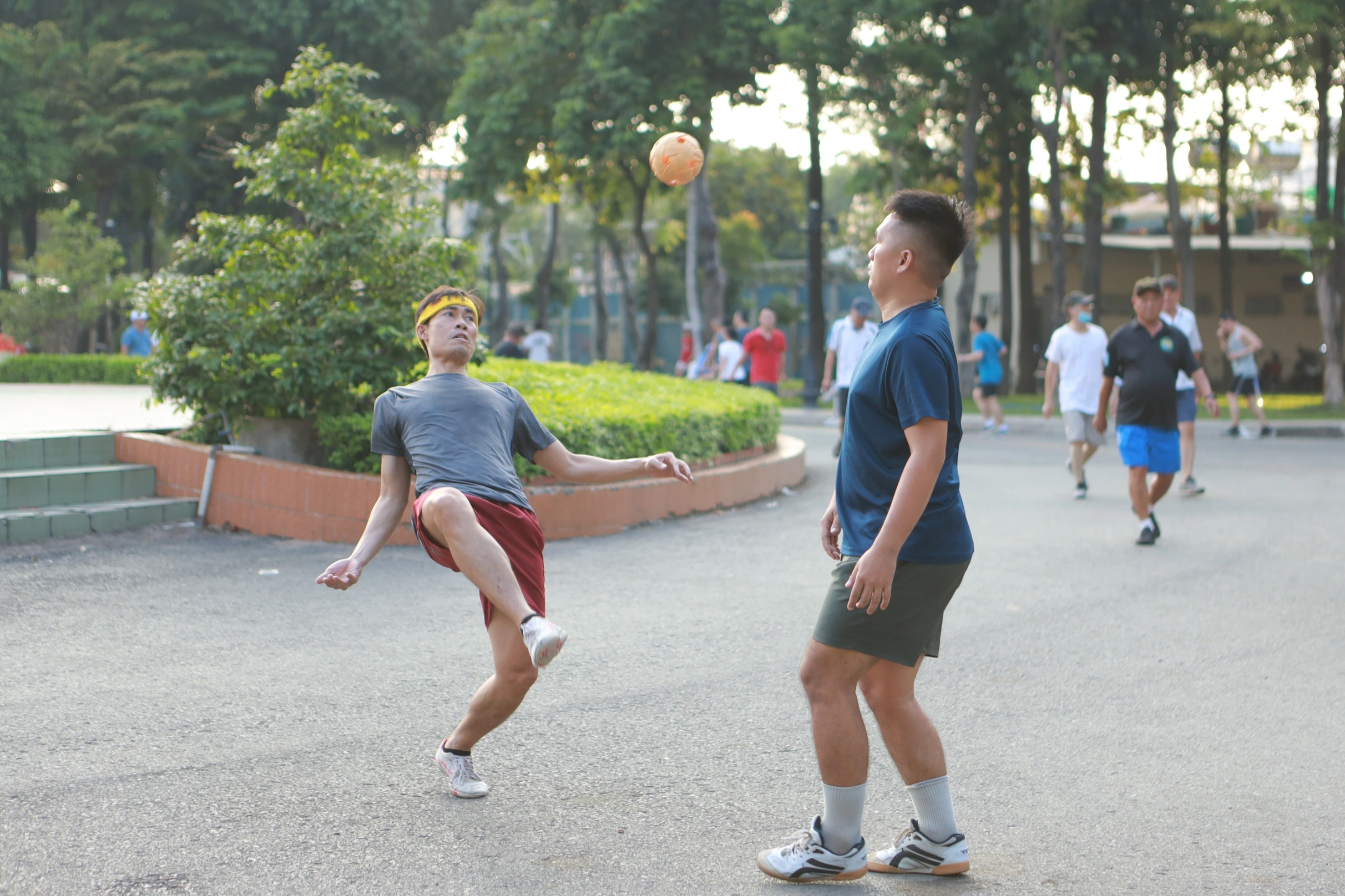 C&ocirc;ng vi&ecirc;n TP.HCM cao điểm nắng n&oacute;ng: Người d&acirc;n đi picnic, trải bạt dưới b&oacute;ng c&acirc;y 'giải nhiệt' - Ảnh 10.