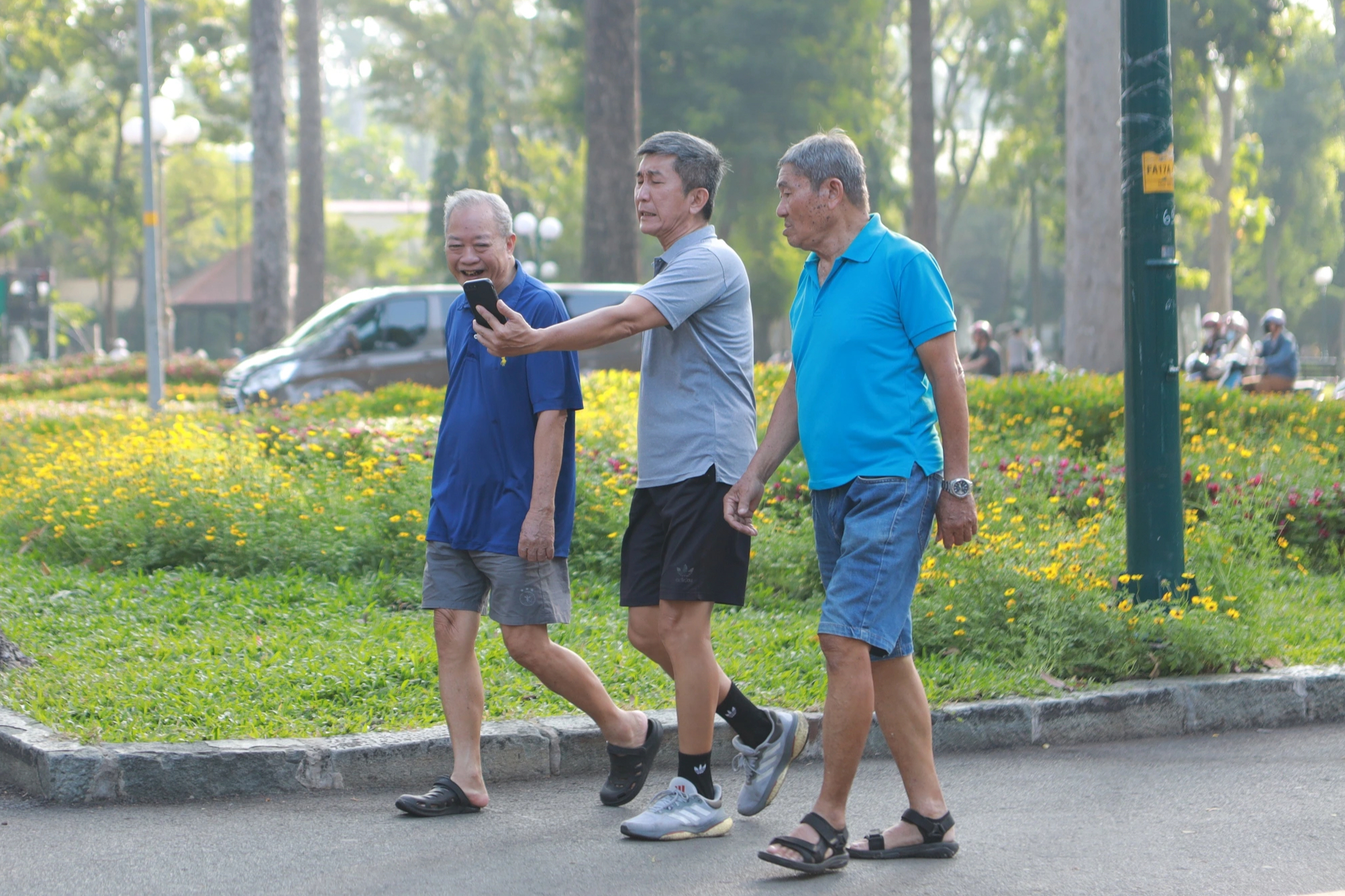 C&ocirc;ng vi&ecirc;n TP.HCM cao điểm nắng n&oacute;ng: Người d&acirc;n đi picnic, trải bạt dưới b&oacute;ng c&acirc;y 'giải nhiệt' - Ảnh 3.