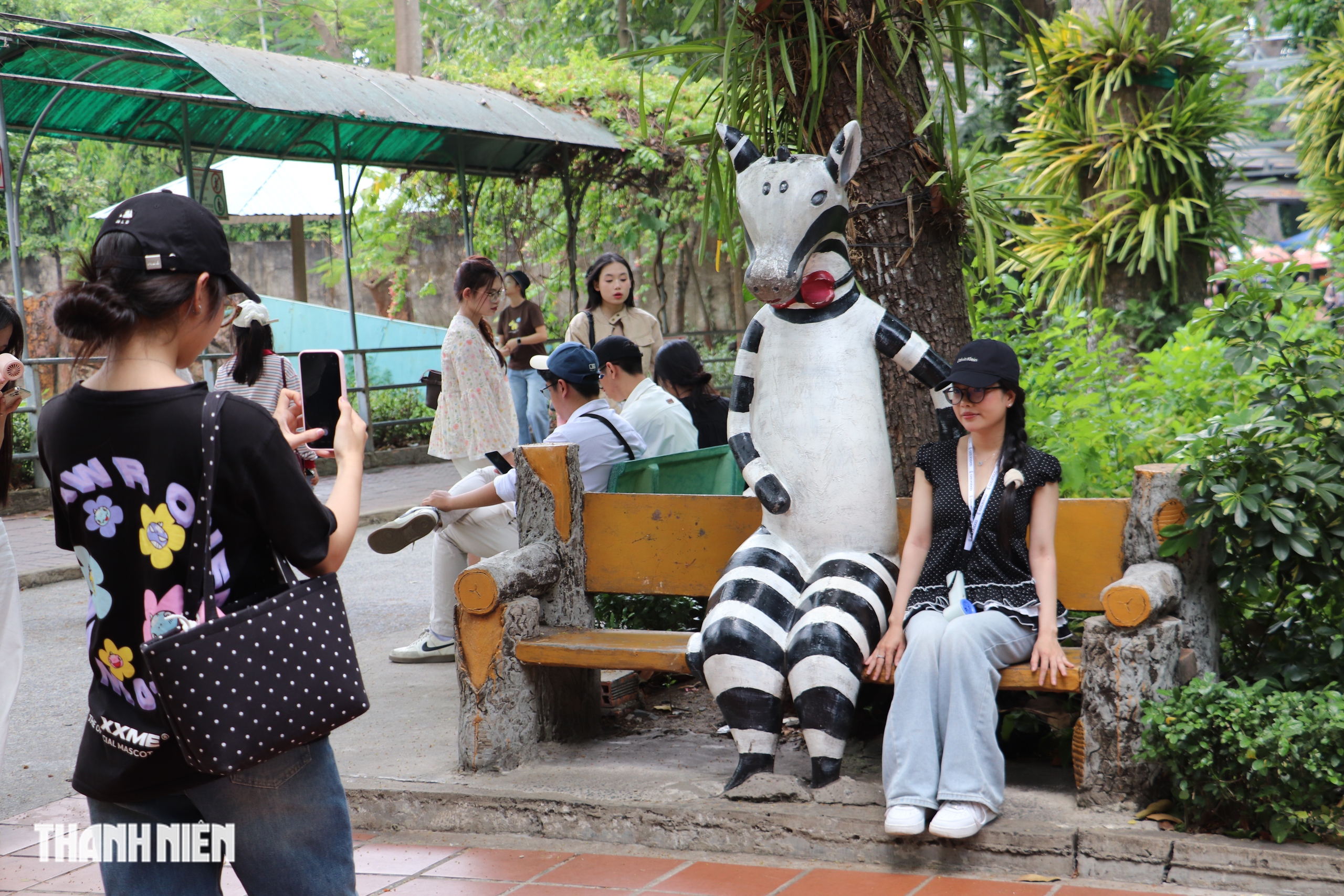 Nhiều người vô Thảo Cầm Viên chỉ để xếp hàng chụp hình với tượng ếch, ngựa vằn - Ảnh 3.