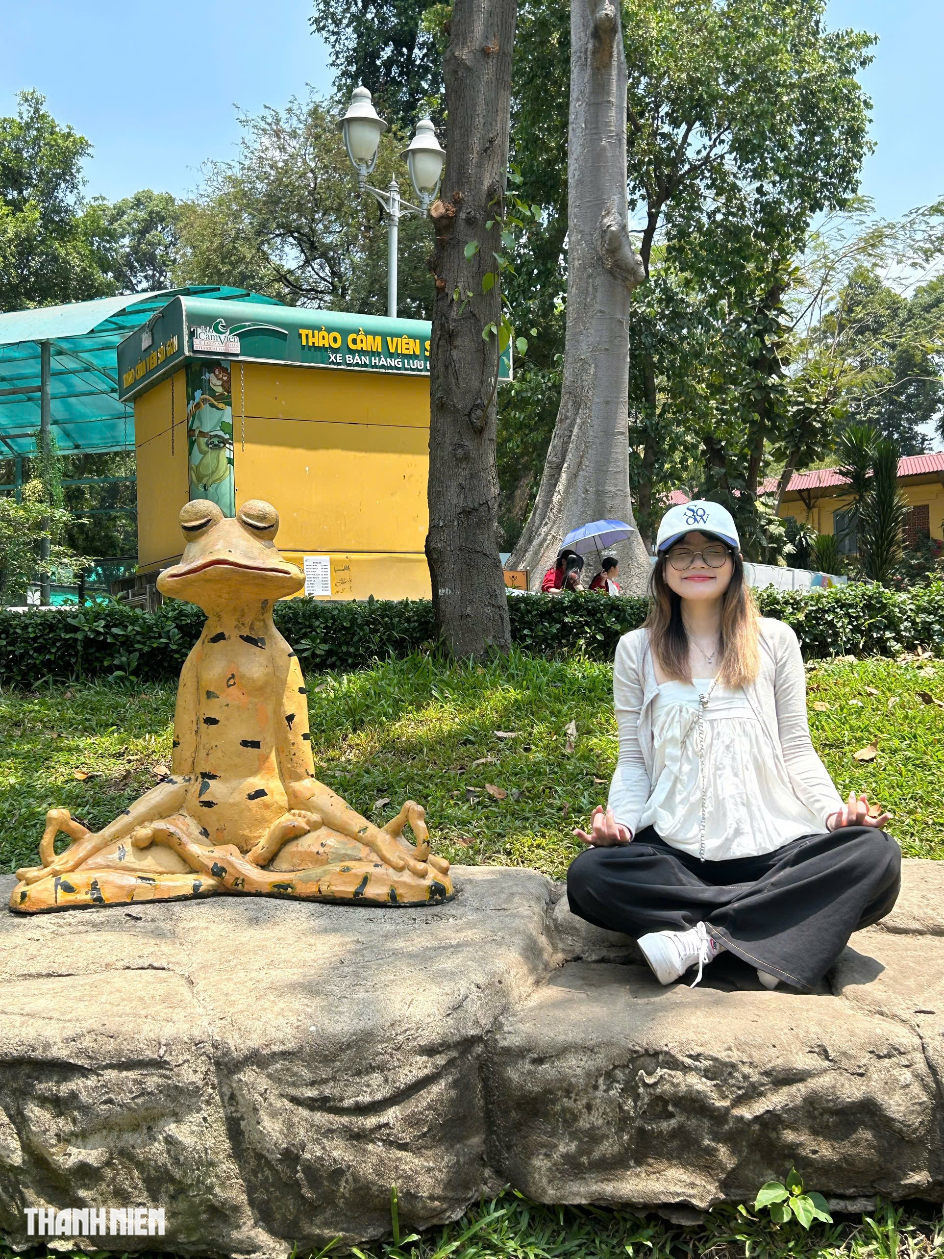 Nhiều người vô Thảo Cầm Viên chỉ để xếp hàng chụp hình với tượng ếch, ngựa vằn - Ảnh 6.