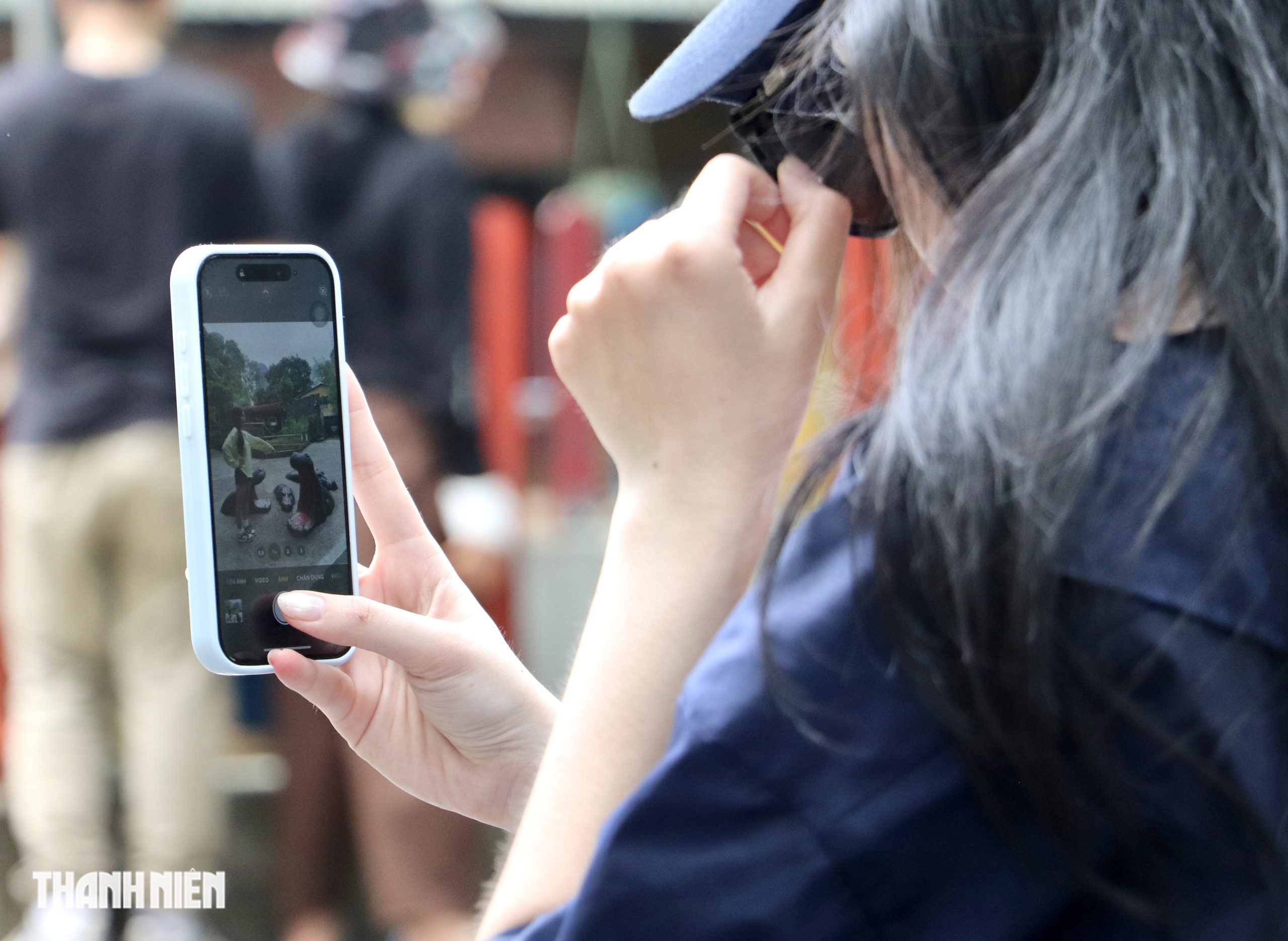 Nhiều người vô Thảo Cầm Viên chỉ để xếp hàng chụp hình với tượng ếch, ngựa vằn - Ảnh 8.