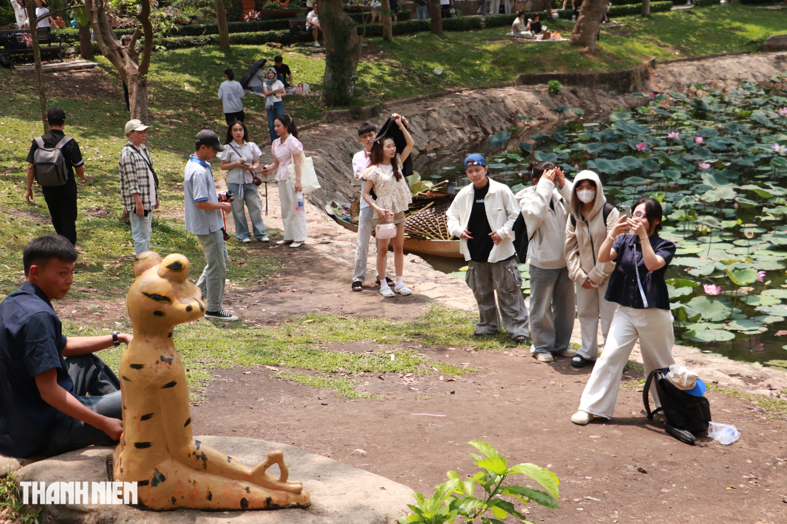 Nhiều người vô Thảo Cầm Viên chỉ để xếp hàng chụp hình với tượng ếch, ngựa vằn - Ảnh 1.