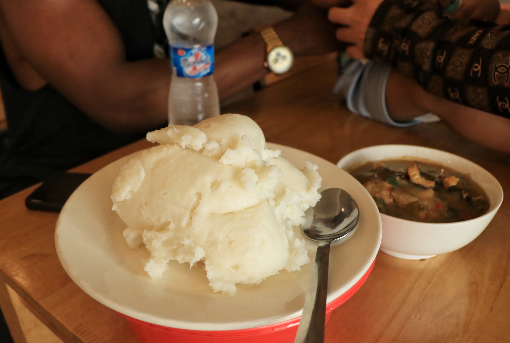 Độc lạ quán ăn ở TP.HCM toàn khách châu Phi, có người ăn suốt 18 năm - Ảnh 3.