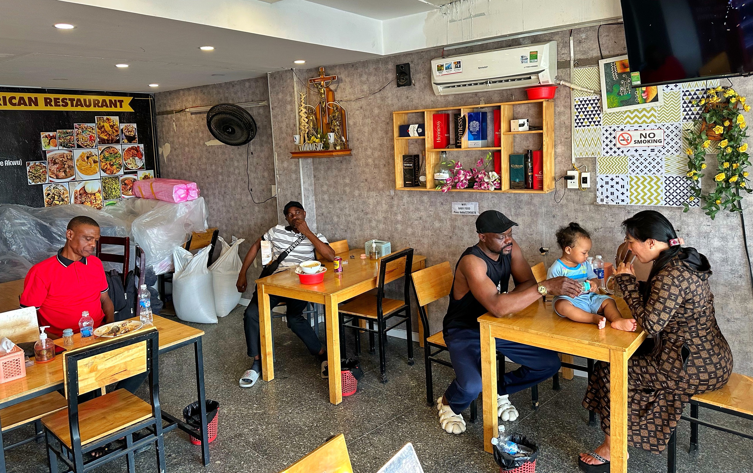 Độc lạ quán ăn ở TP.HCM toàn khách châu Phi, có người ăn suốt 18 năm - Ảnh 1.