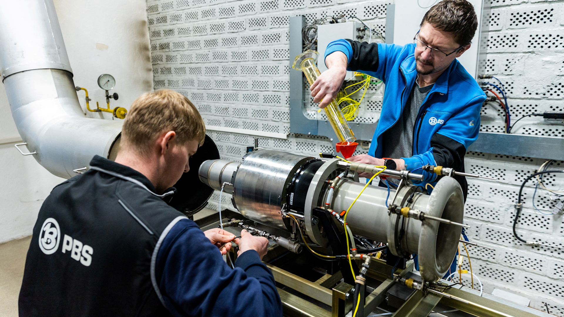 UAV tấn công của Ukraine có nguy cơ thiếu hụt động cơ phản lực - Ảnh 1.