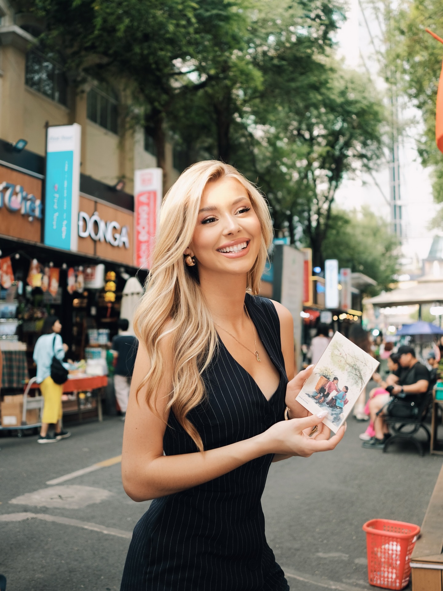 Hoa hậu người Mỹ Yolina Lindquist khoe sắc v&oacute;c bốc lửa ở Việt Nam - Ảnh 9.