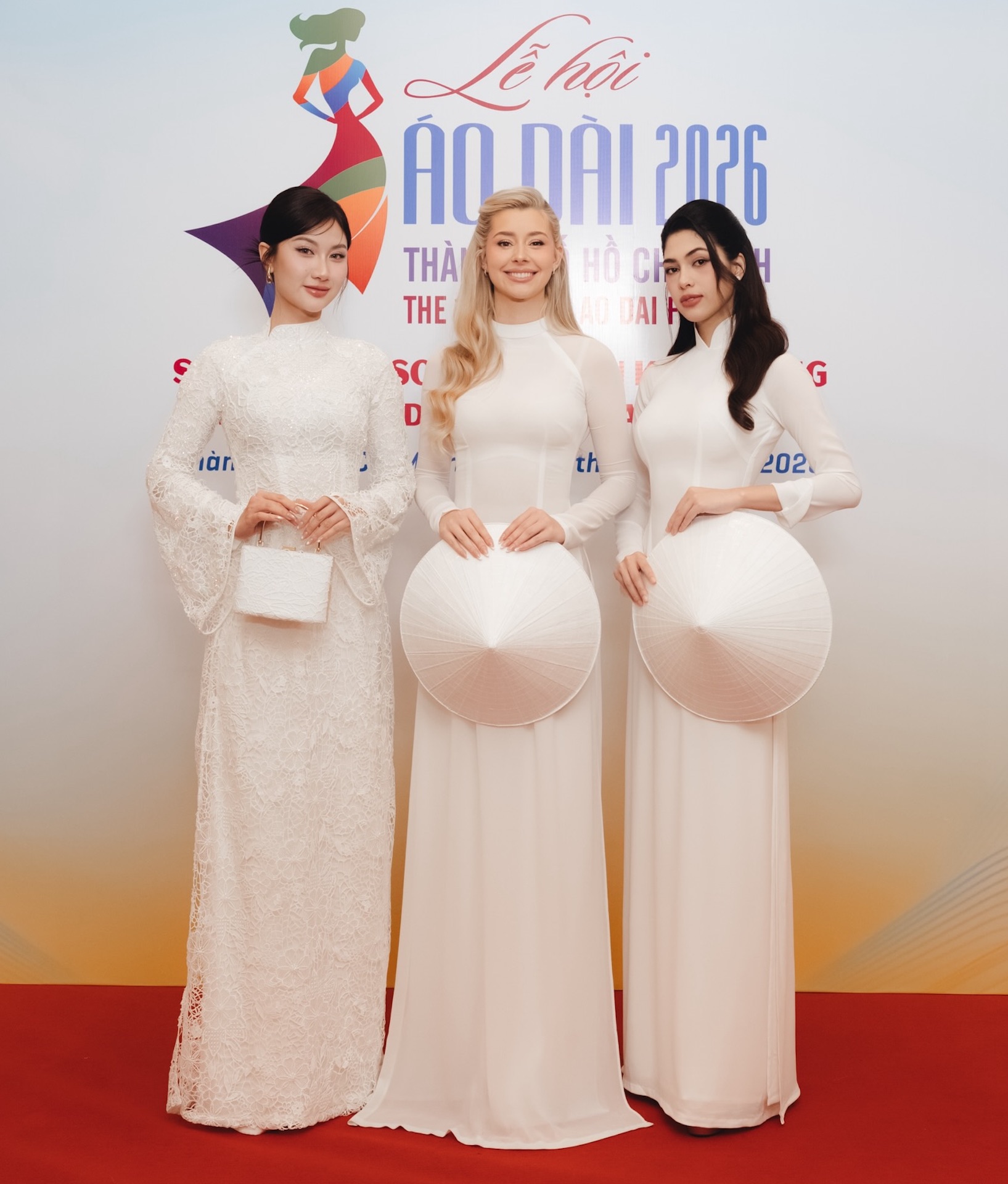 Hoa hậu người Mỹ Yolina Lindquist khoe sắc v&oacute;c bốc lửa ở Việt Nam - Ảnh 11.