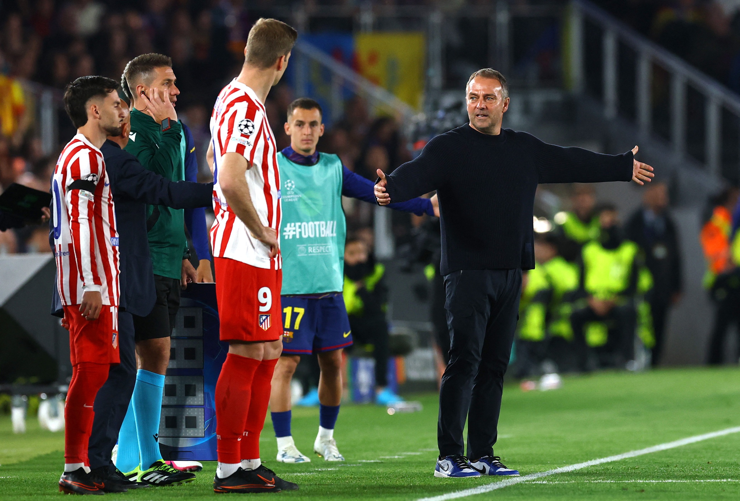 Barcelona ‘phơi áo’ đau đớn trên sân nhà, HLV Hansi Flick tố trọng tài và tổ VAR thiên vị- Ảnh 2.
