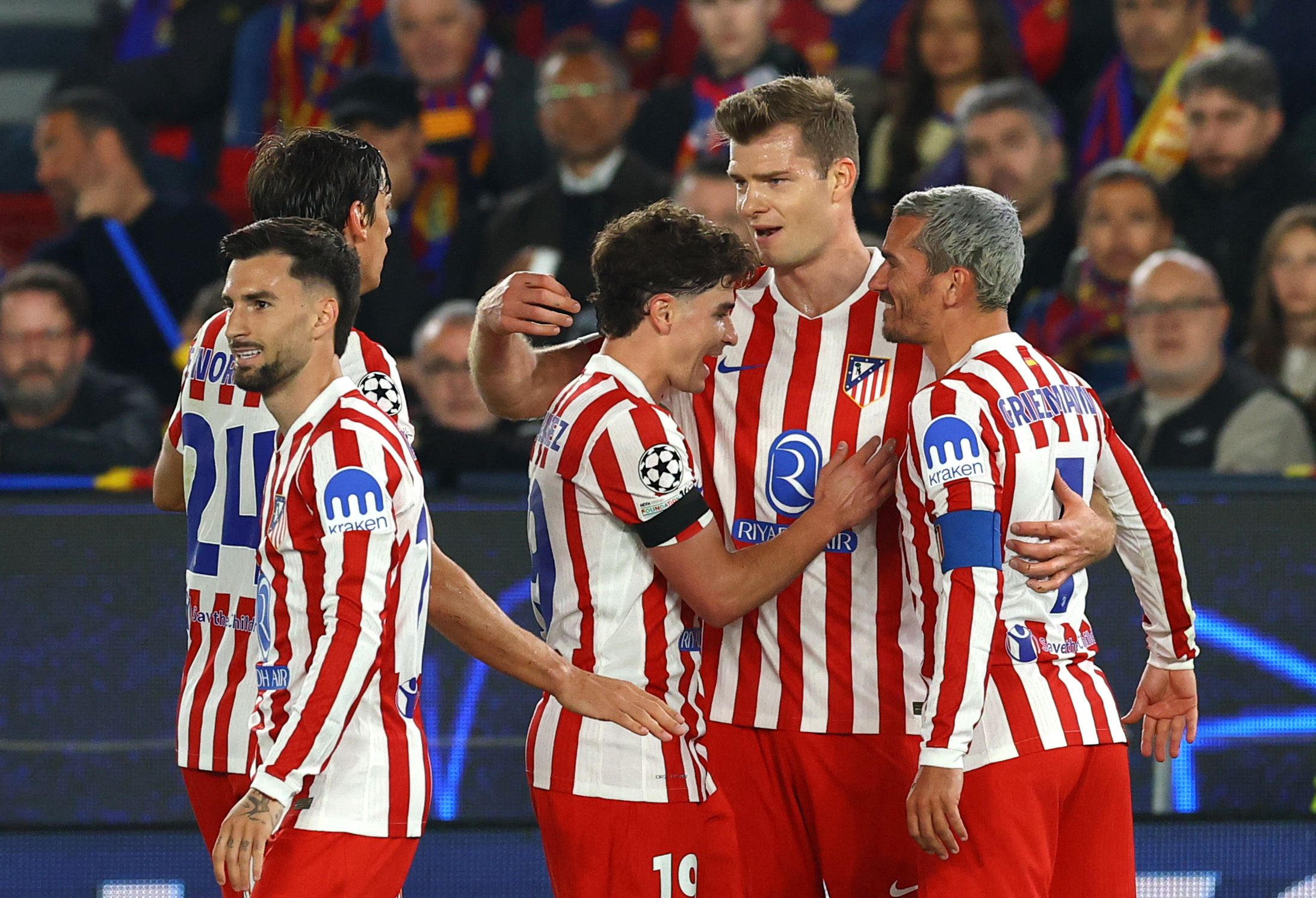 Barcelona ‘phơi áo’ đau đớn trên sân nhà, HLV Hansi Flick tố trọng tài và tổ VAR thiên vị- Ảnh 3.