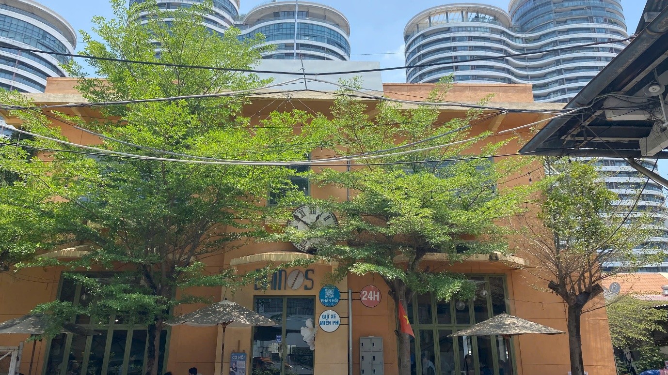 Quán cà phê phong cách “Bưu điện TP.HCM” cuốn hút người trẻ - Ảnh 1.