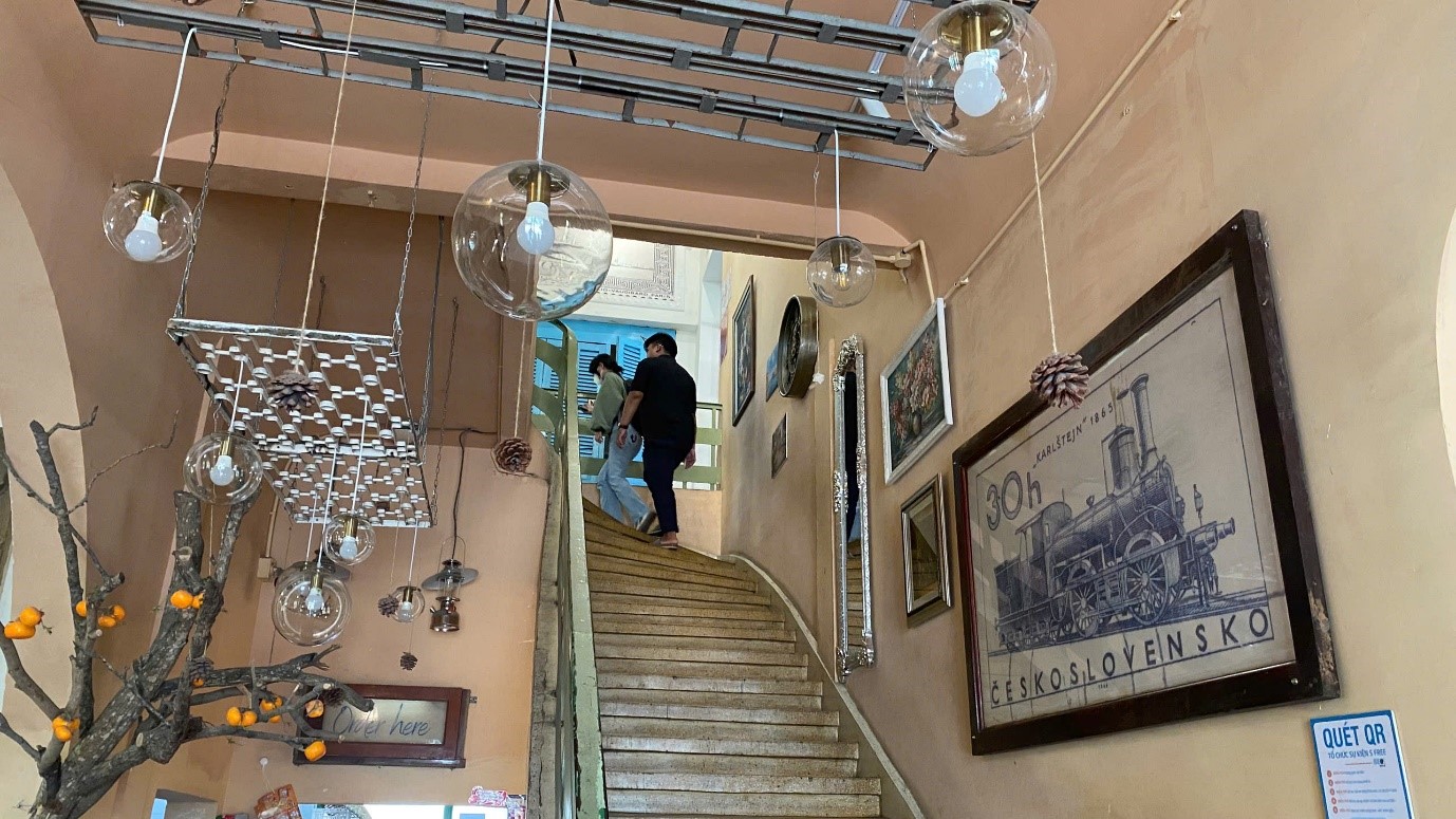 Quán cà phê phong cách “Bưu điện TP.HCM” cuốn hút người trẻ - Ảnh 5.