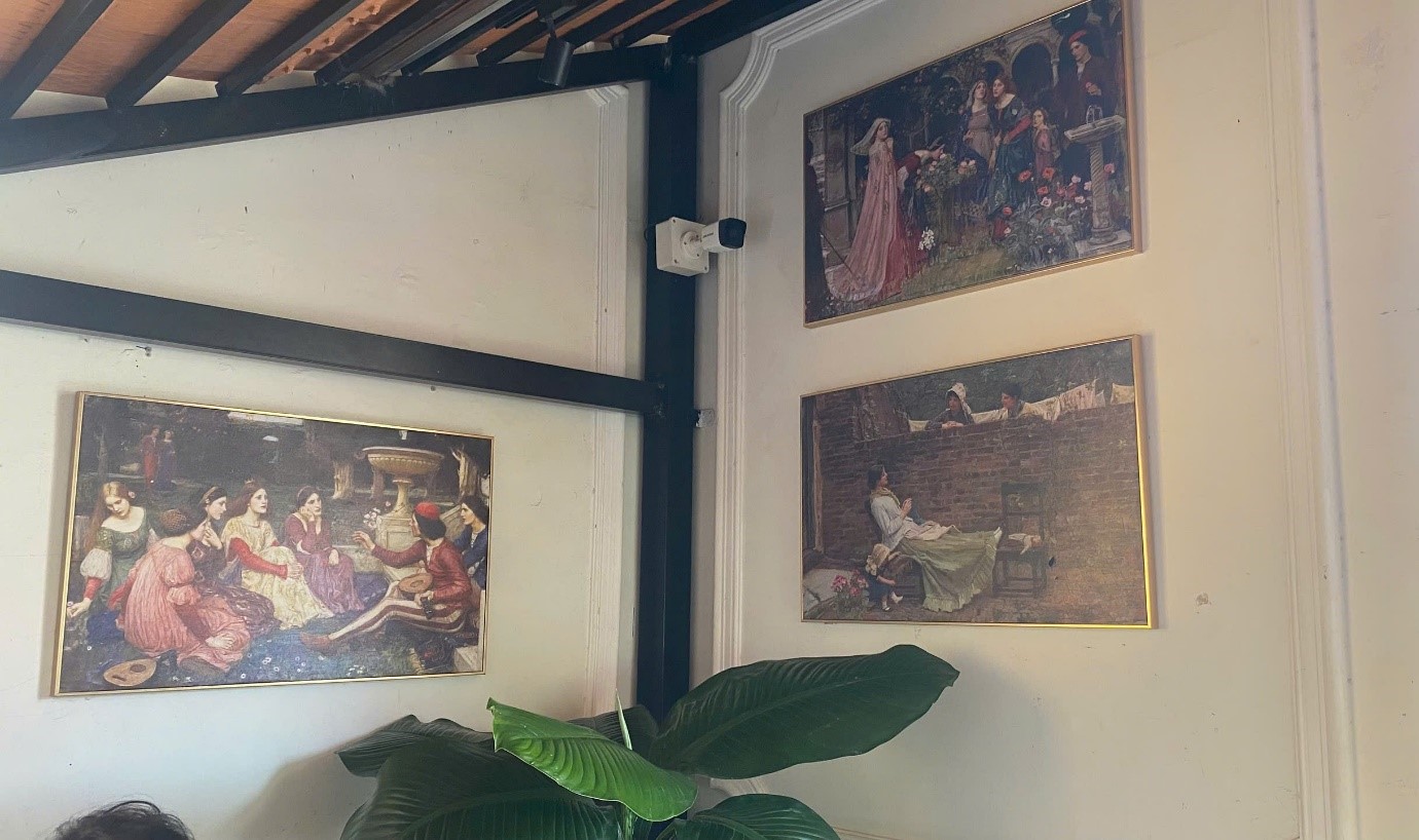 Quán cà phê phong cách “Bưu điện TP.HCM” cuốn hút người trẻ - Ảnh 8.