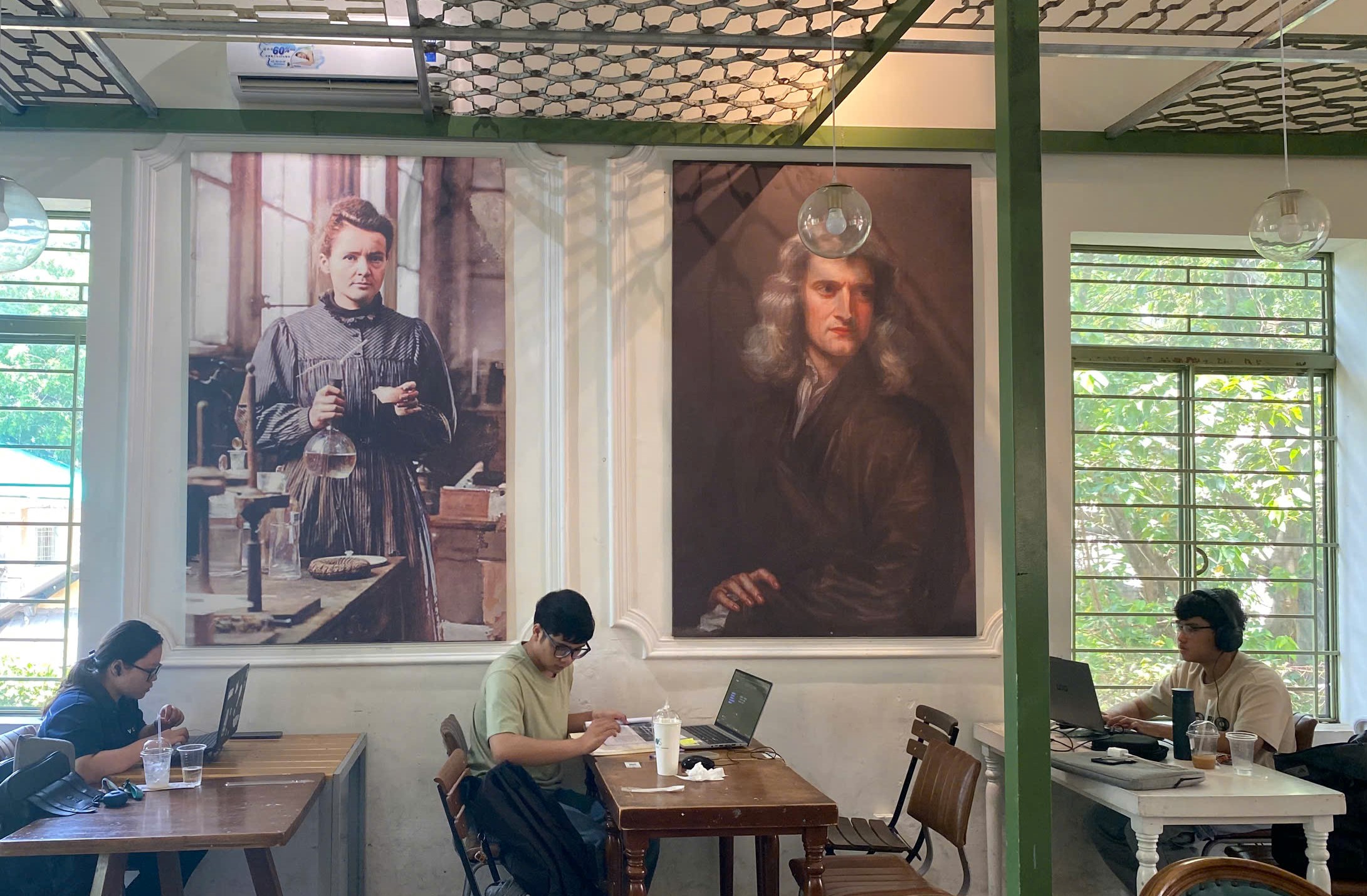 Quán cà phê phong cách “Bưu điện TP.HCM” cuốn hút người trẻ - Ảnh 4.