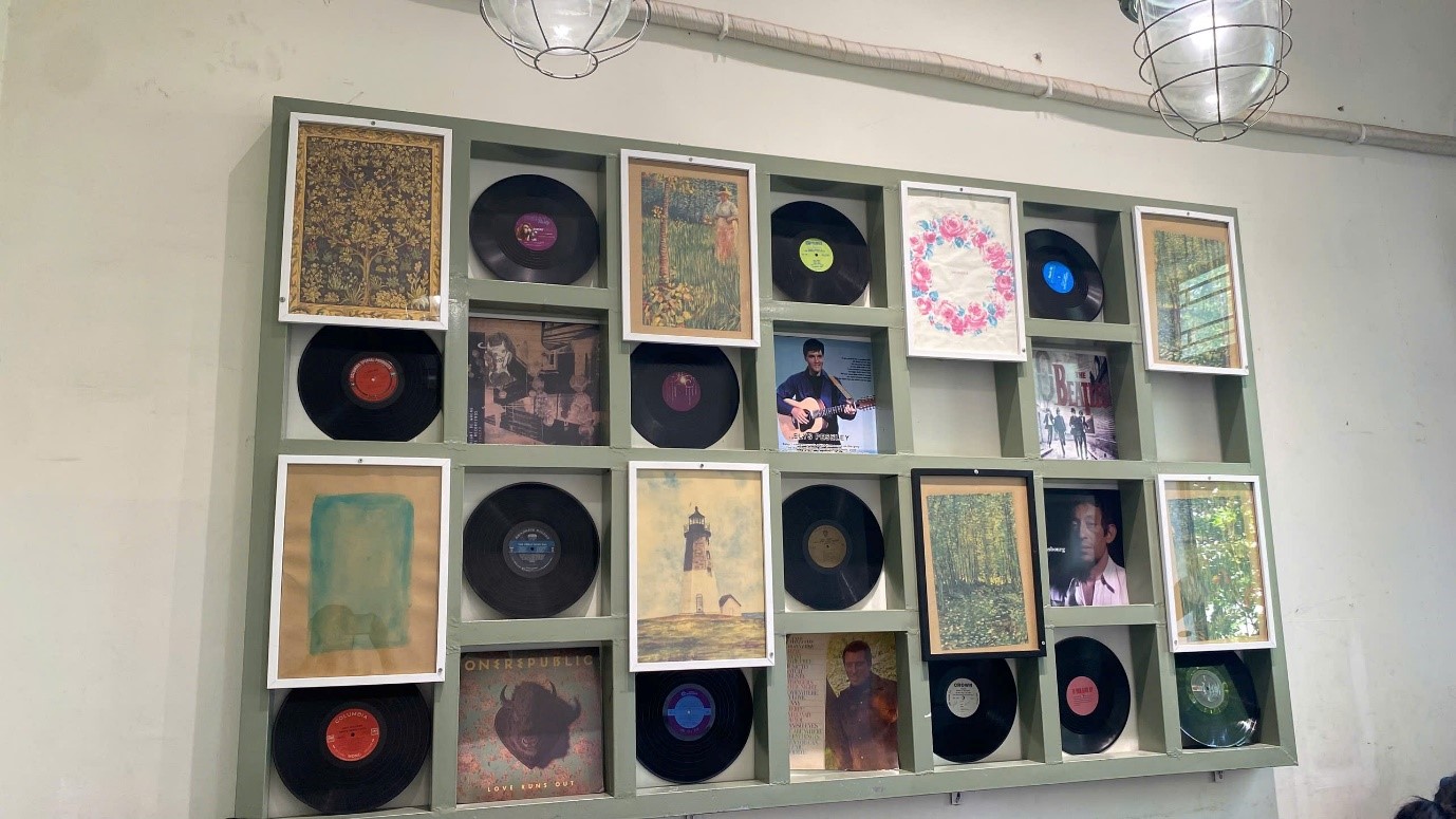 Quán cà phê phong cách “Bưu điện TP.HCM” cuốn hút người trẻ - Ảnh 6.