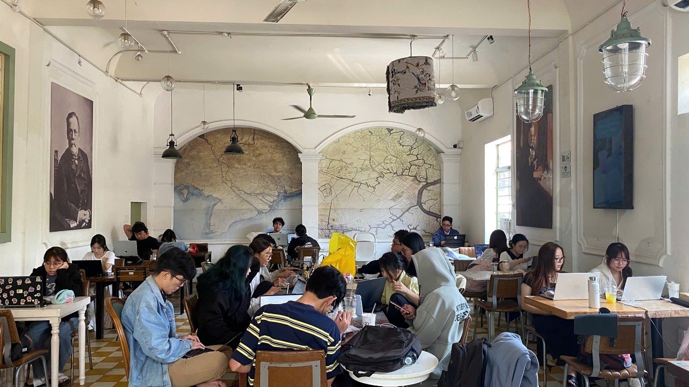 Quán cà phê phong cách “Bưu điện TP.HCM” cuốn hút người trẻ - Ảnh 10.