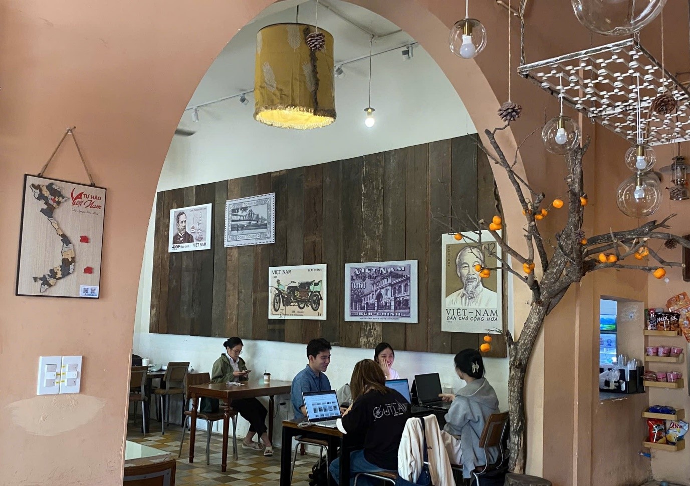 Quán cà phê phong cách “Bưu điện TP.HCM” cuốn hút người trẻ - Ảnh 3.