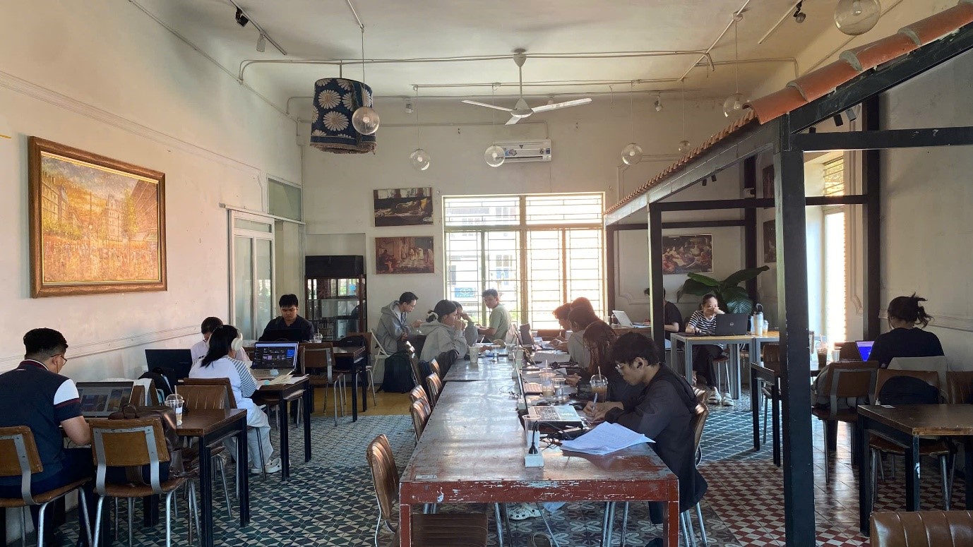 Quán cà phê phong cách “Bưu điện TP.HCM” cuốn hút người trẻ - Ảnh 2.