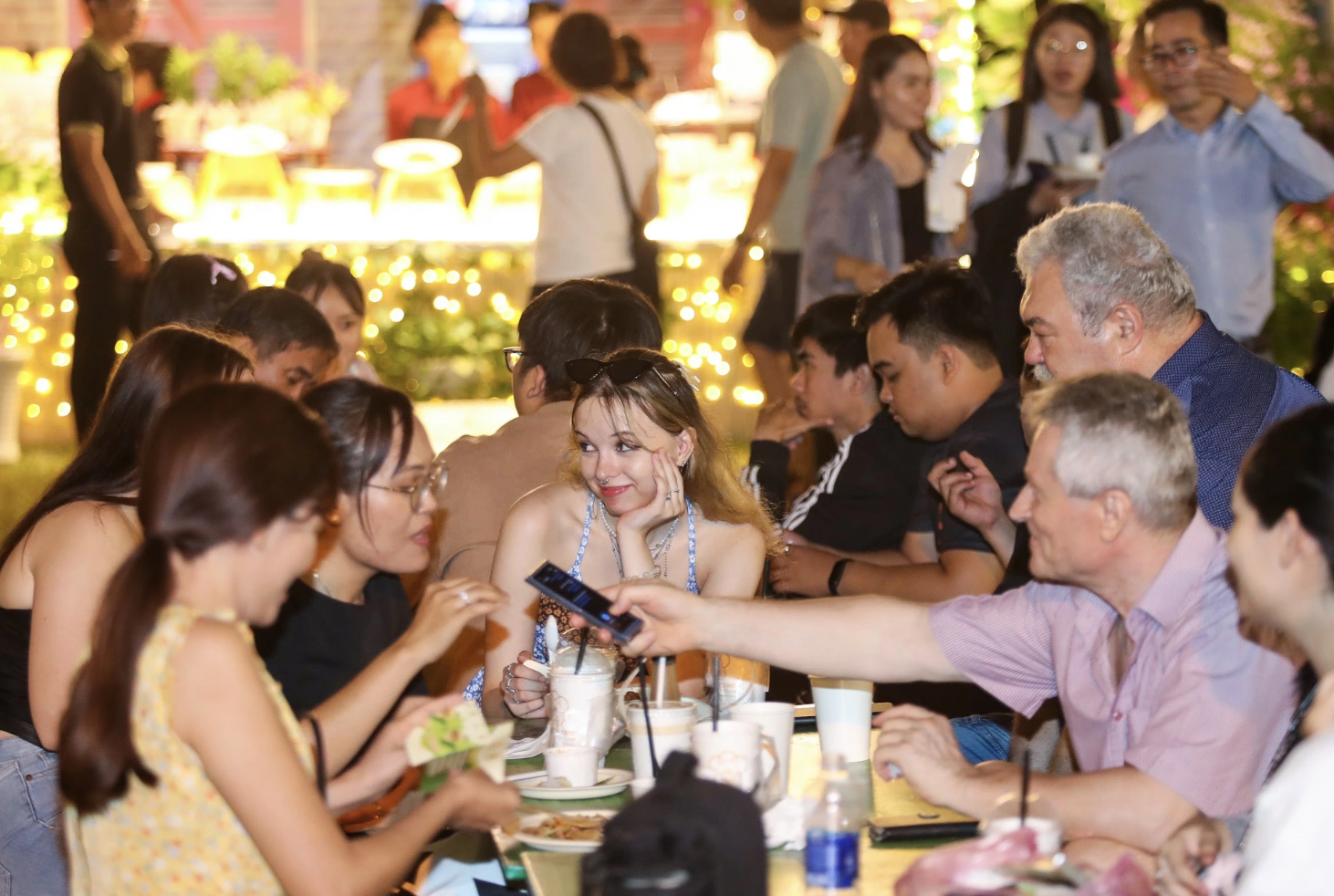 Kh&aacute;ch T&acirc;y quảng b&aacute; ẩm thực Việt: M&ecirc; phở, b&aacute;nh m&igrave; đến&hellip; hột vịt lộn, b&uacute;n mắm - Ảnh 1.