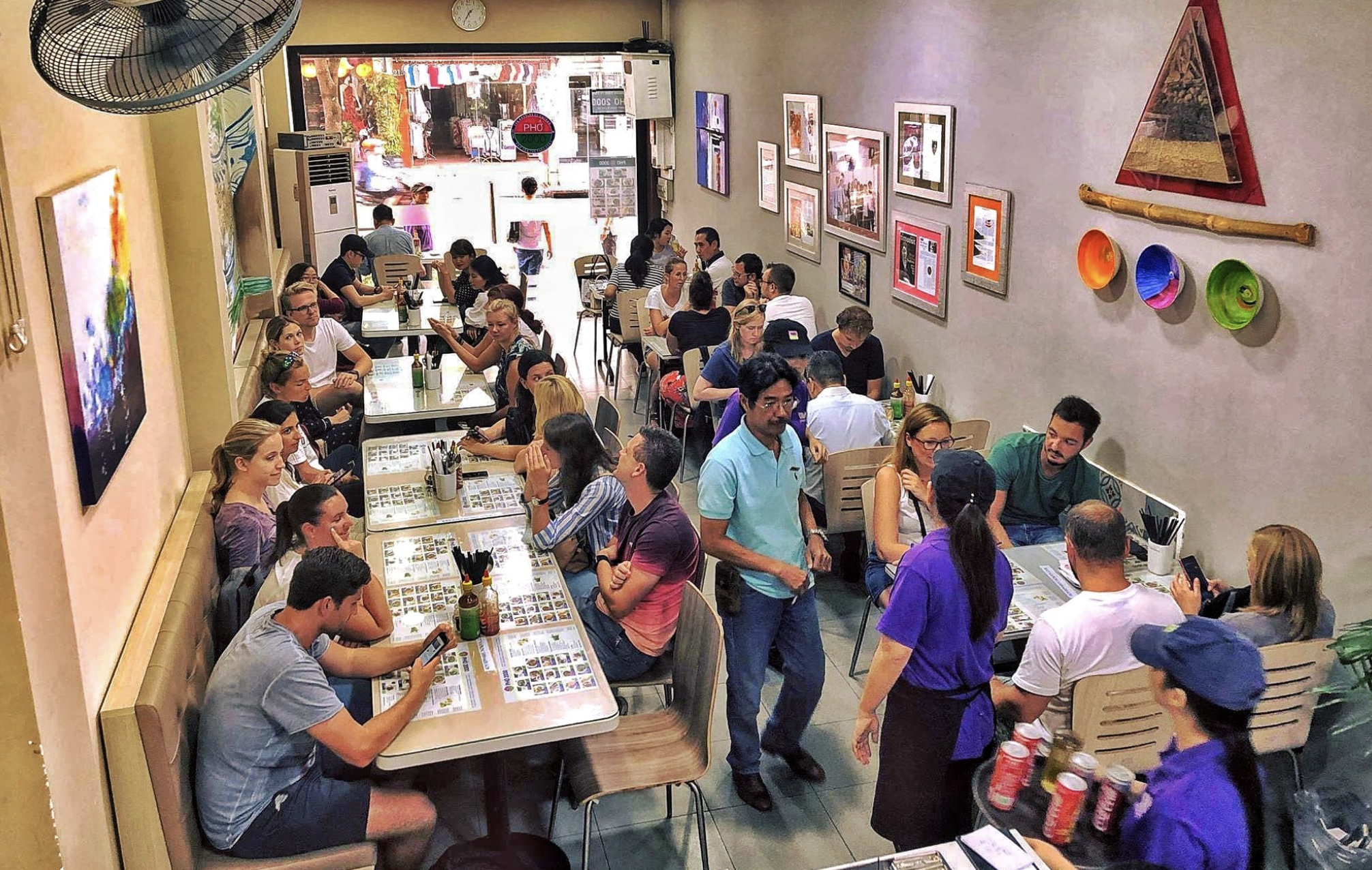 Kh&aacute;ch T&acirc;y quảng b&aacute; ẩm thực Việt: M&ecirc; phở, b&aacute;nh m&igrave; đến&hellip; hột vịt lộn, b&uacute;n mắm - Ảnh 4.