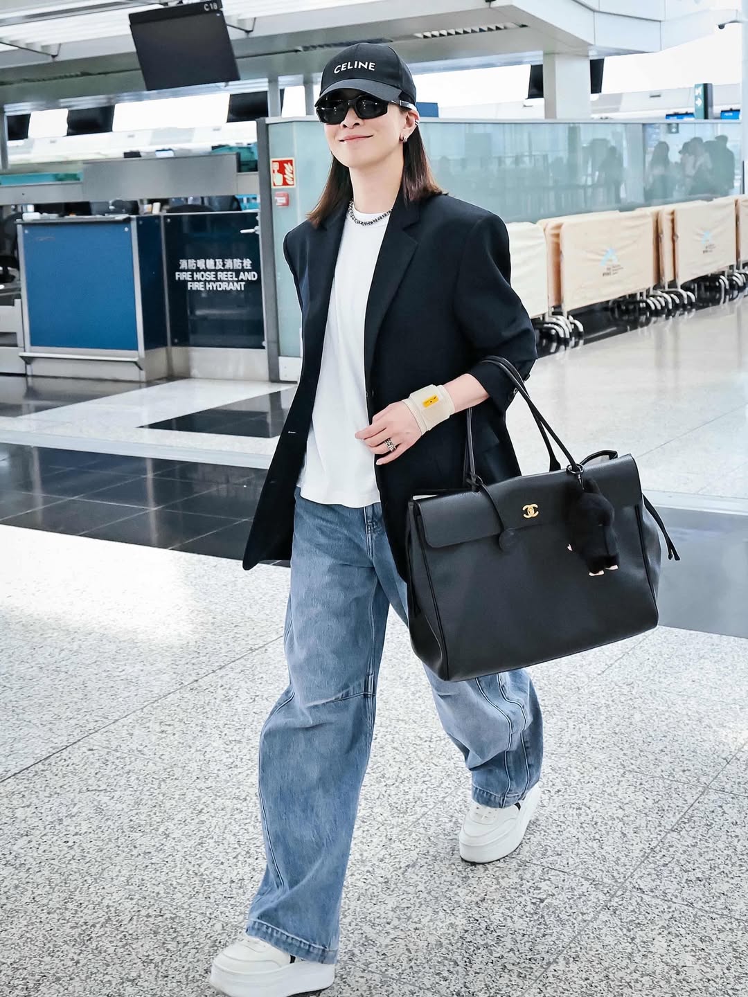 Phối blazer với quần jeans, cặp đôi thời trang tối giản hợp với mọi cô gái