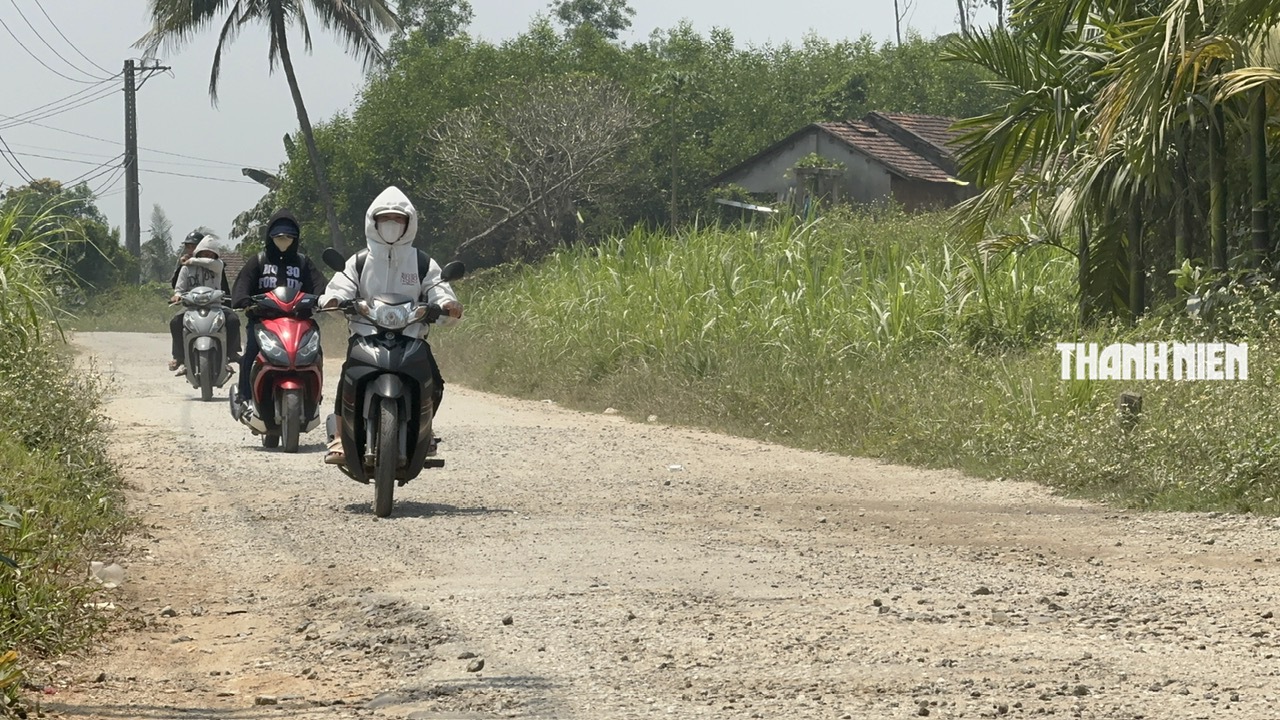 Đường ĐH09 ở Bình Minh 'tan nát', người dân khốn khổ- Ảnh 7. Đường ĐH09 ở Bình Minh 'tan nát', người dân khốn khổ- Ảnh 7.