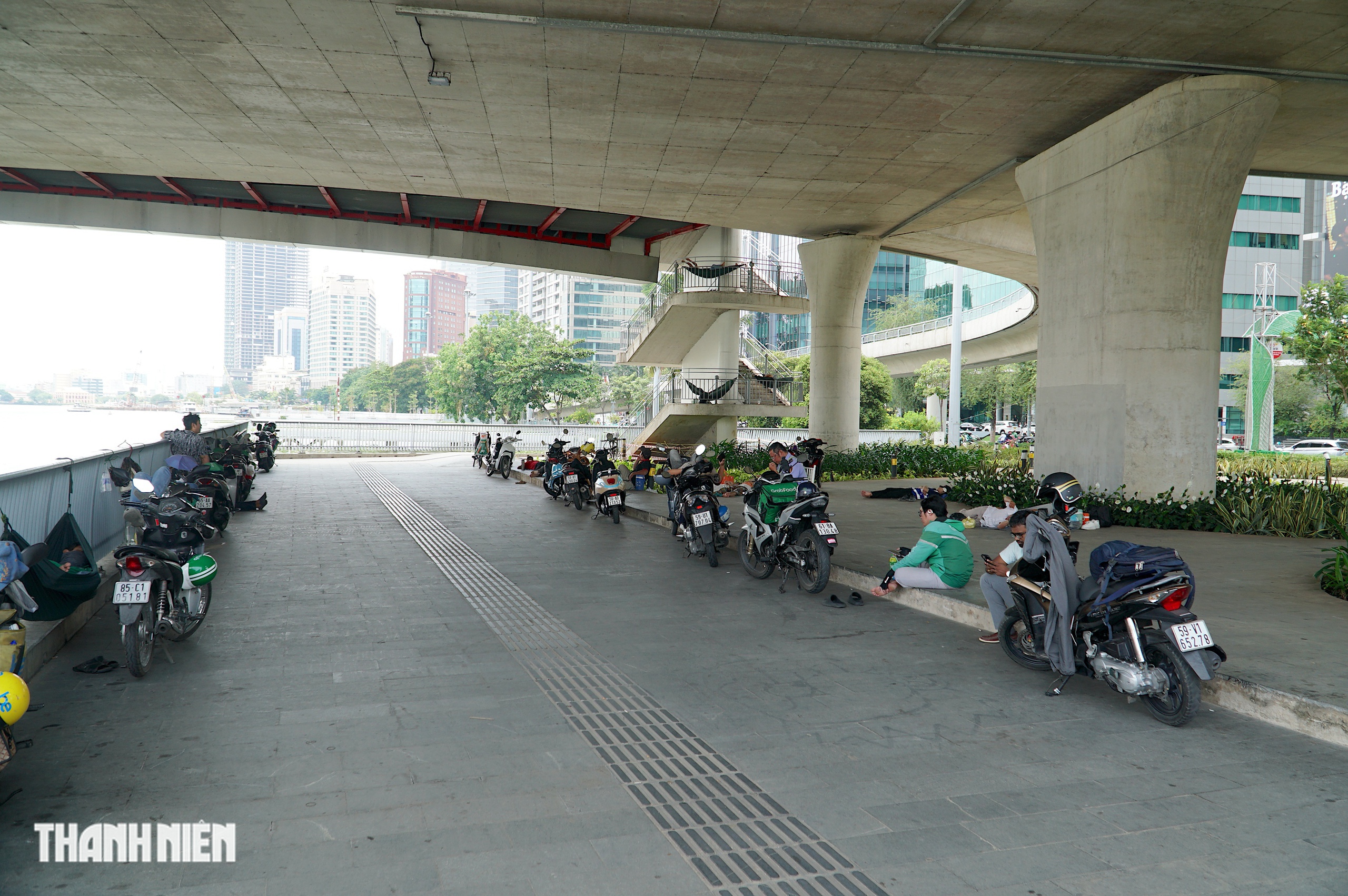 TP . HCM nắng nóng gay gắt: Người lao động tìm chốn mát dưới bóng cây , gầm cầu - Ảnh 4. TP . HCM nắng nóng gay gắt: Người lao động tìm chốn mát dưới bóng cây , gầm cầu - Ảnh 4.