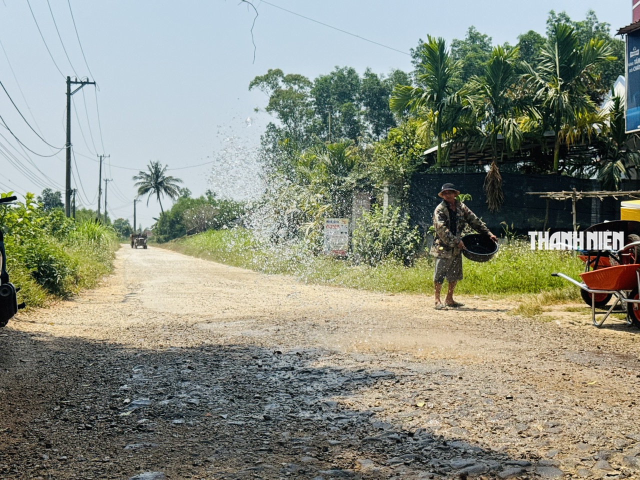 Đường ĐH09 ở Bình Minh 'tan nát', người dân khốn khổ- Ảnh 4. Đường ĐH09 ở Bình Minh 'tan nát', người dân khốn khổ- Ảnh 4.