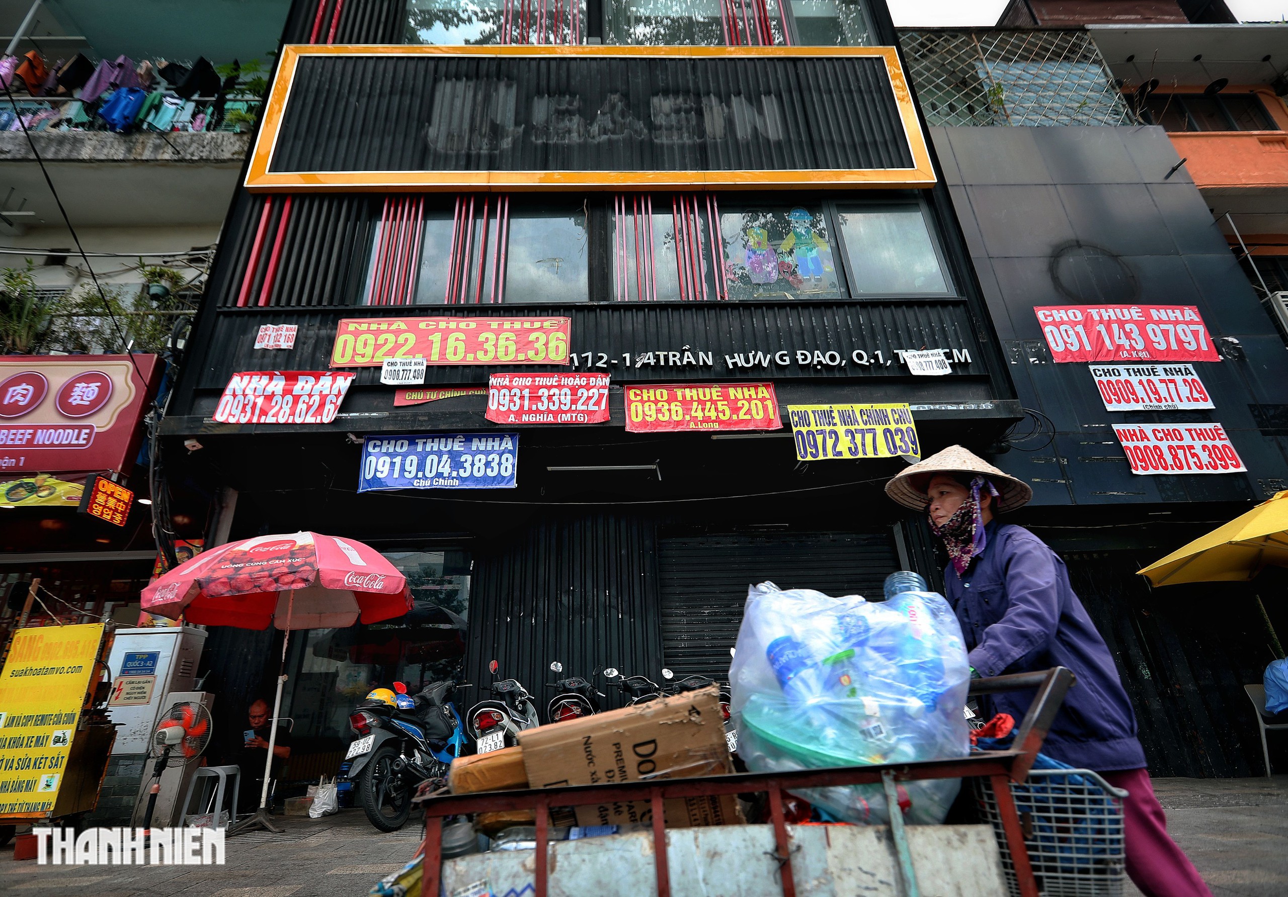 Hàng loạt 'mặt tiền vàng' trung tâm TP.HCM ế ẩm bỏ trống - Ảnh 2.