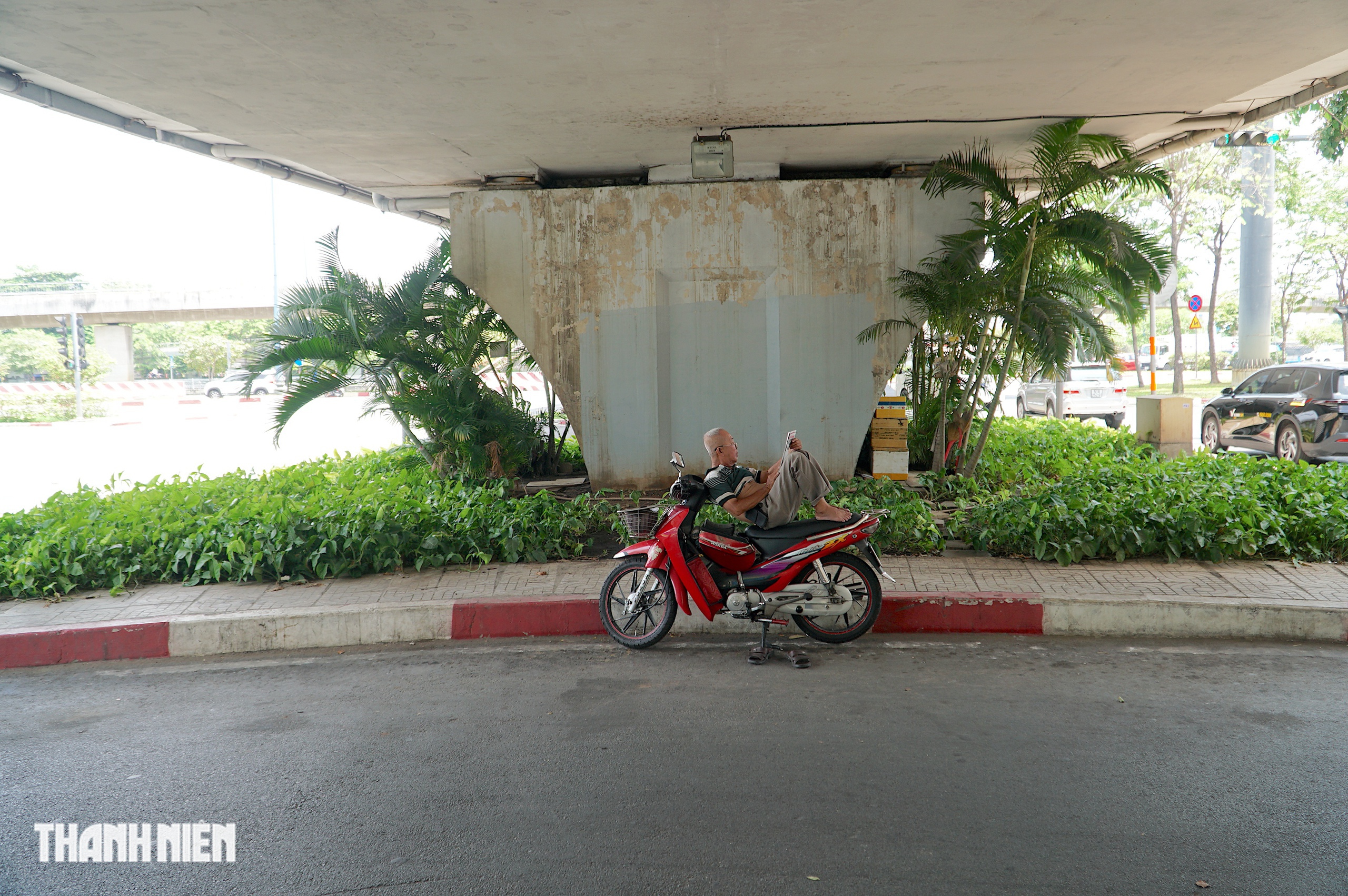 TP . HCM nắng nóng gay gắt: Người lao động tìm chốn mát dưới bóng cây , gầm cầu - Ảnh 6. TP . HCM nắng nóng gay gắt: Người lao động tìm chốn mát dưới bóng cây , gầm cầu - Ảnh 6.