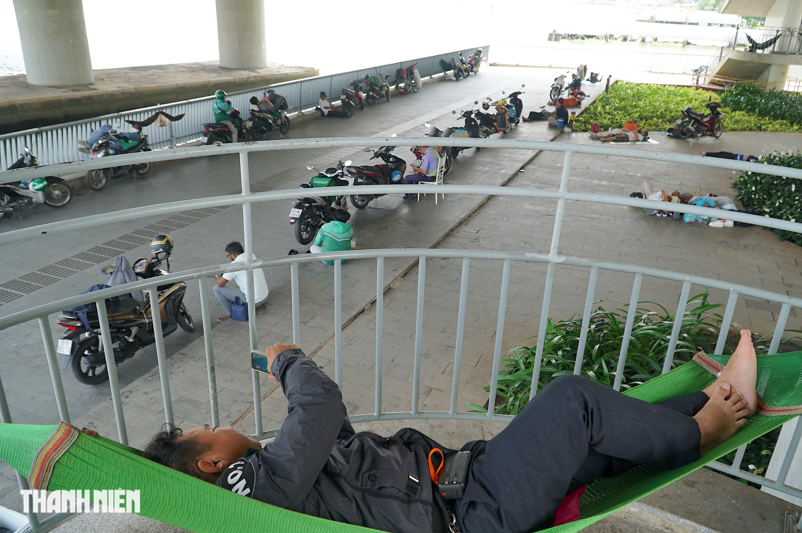 TP . HCM nắng nóng gay gắt: Người lao động tìm chốn mát dưới bóng cây , gầm cầu - Ảnh 5. TP . HCM nắng nóng gay gắt: Người lao động tìm chốn mát dưới bóng cây , gầm cầu - Ảnh 5.