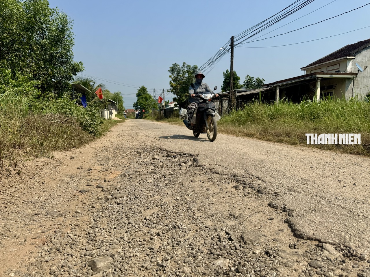 Đường ĐH09 ở Bình Minh 'tan nát', người dân khốn khổ- Ảnh 3. Đường ĐH09 ở Bình Minh 'tan nát', người dân khốn khổ- Ảnh 3.