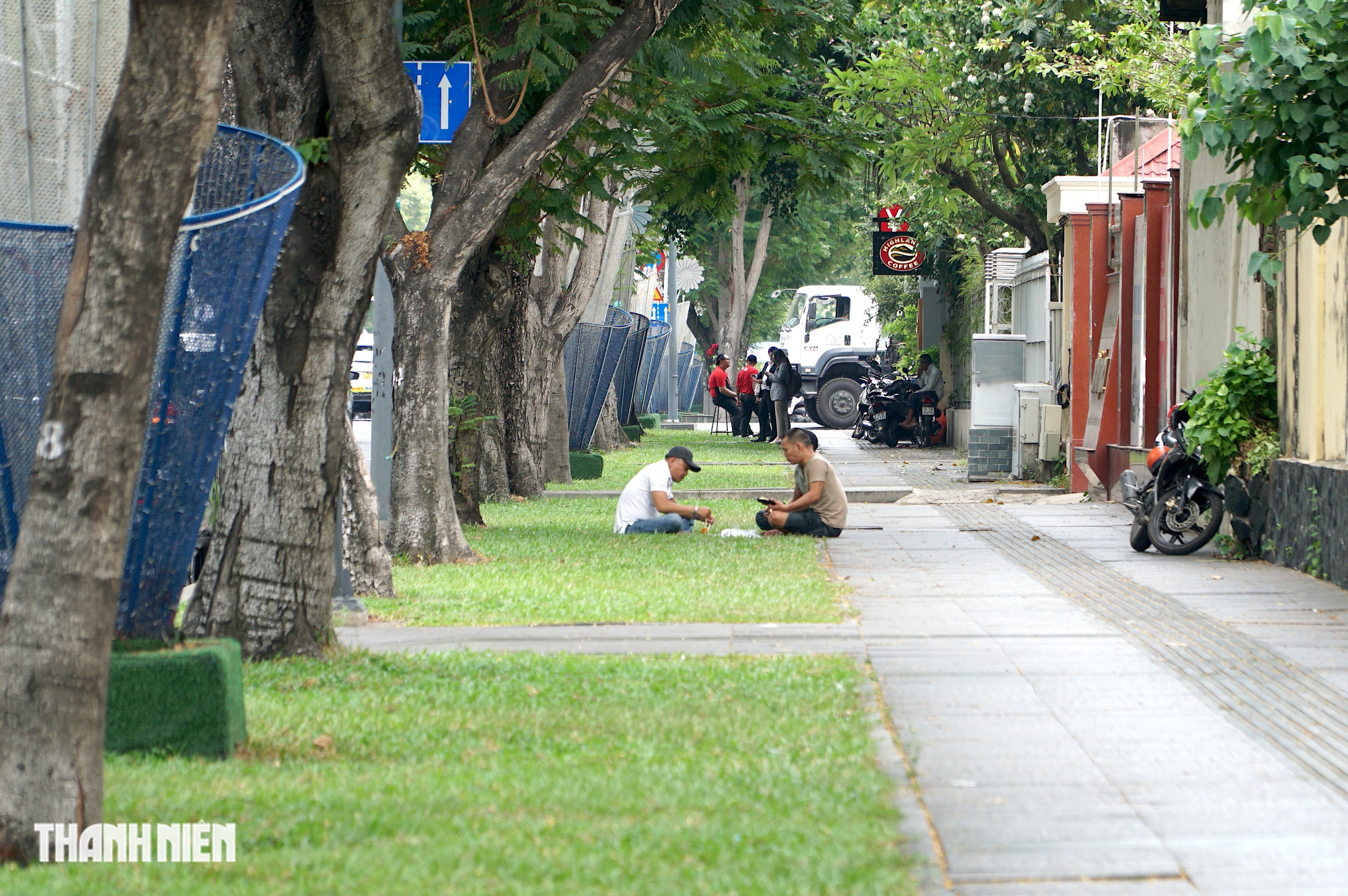 TP . HCM nắng nóng gay gắt: Người lao động tìm chốn mát dưới bóng cây , gầm cầu - Ảnh 1. TP . HCM nắng nóng gay gắt: Người lao động tìm chốn mát dưới bóng cây , gầm cầu - Ảnh 1.