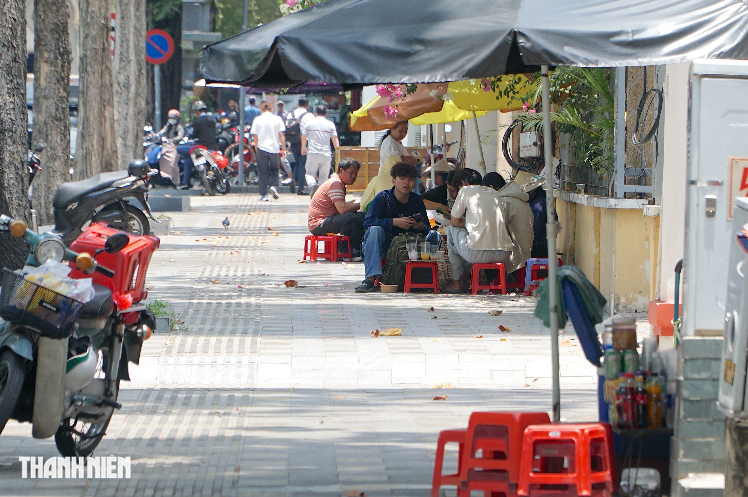 TP . HCM nắng nóng gay gắt: Người lao động tìm chốn mát dưới bóng cây , gầm cầu - Ảnh 3. TP . HCM nắng nóng gay gắt: Người lao động tìm chốn mát dưới bóng cây , gầm cầu - Ảnh 3.