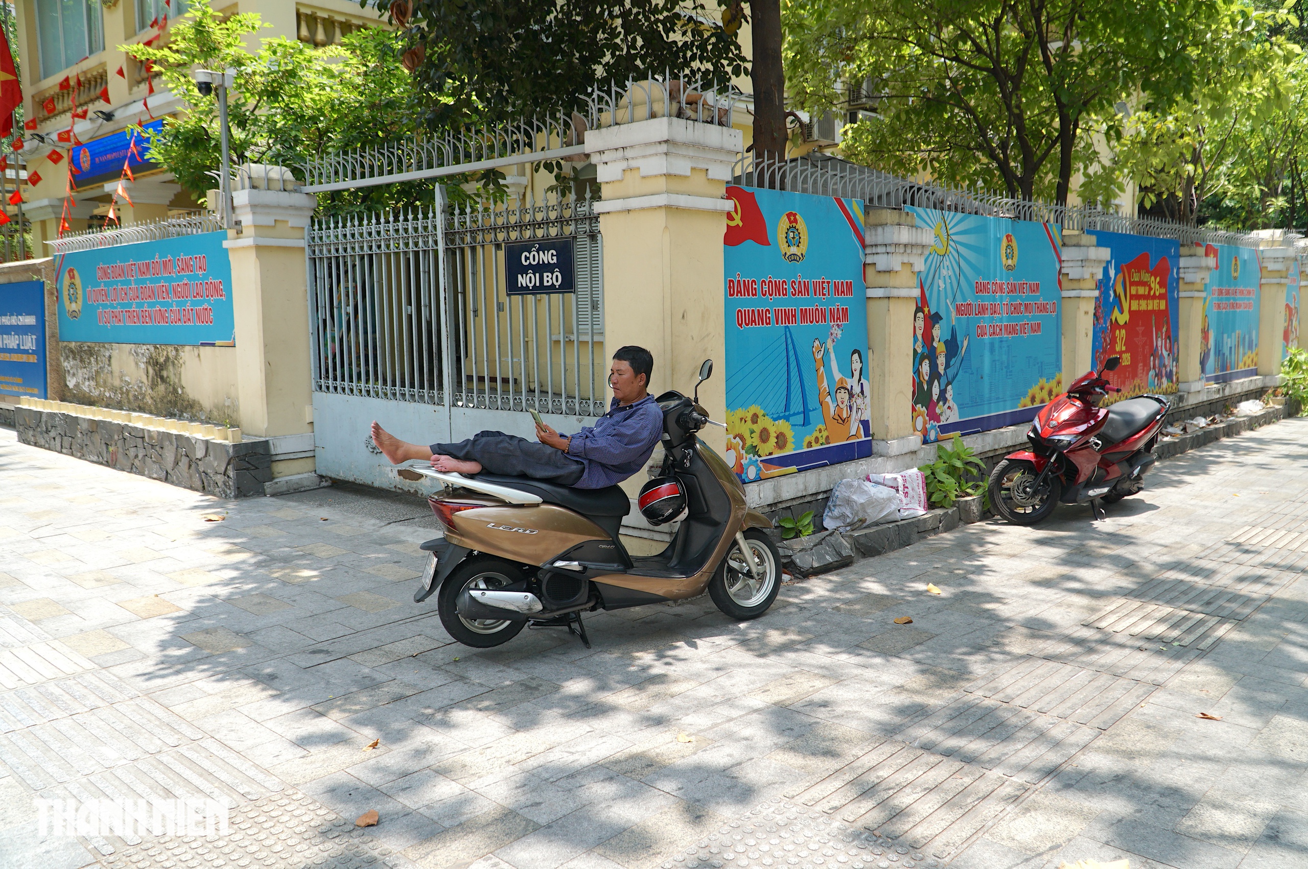 TP . HCM nắng nóng gay gắt: Người lao động tìm chốn mát dưới bóng cây , gầm cầu - Ảnh 2. TP . HCM nắng nóng gay gắt: Người lao động tìm chốn mát dưới bóng cây , gầm cầu - Ảnh 2.