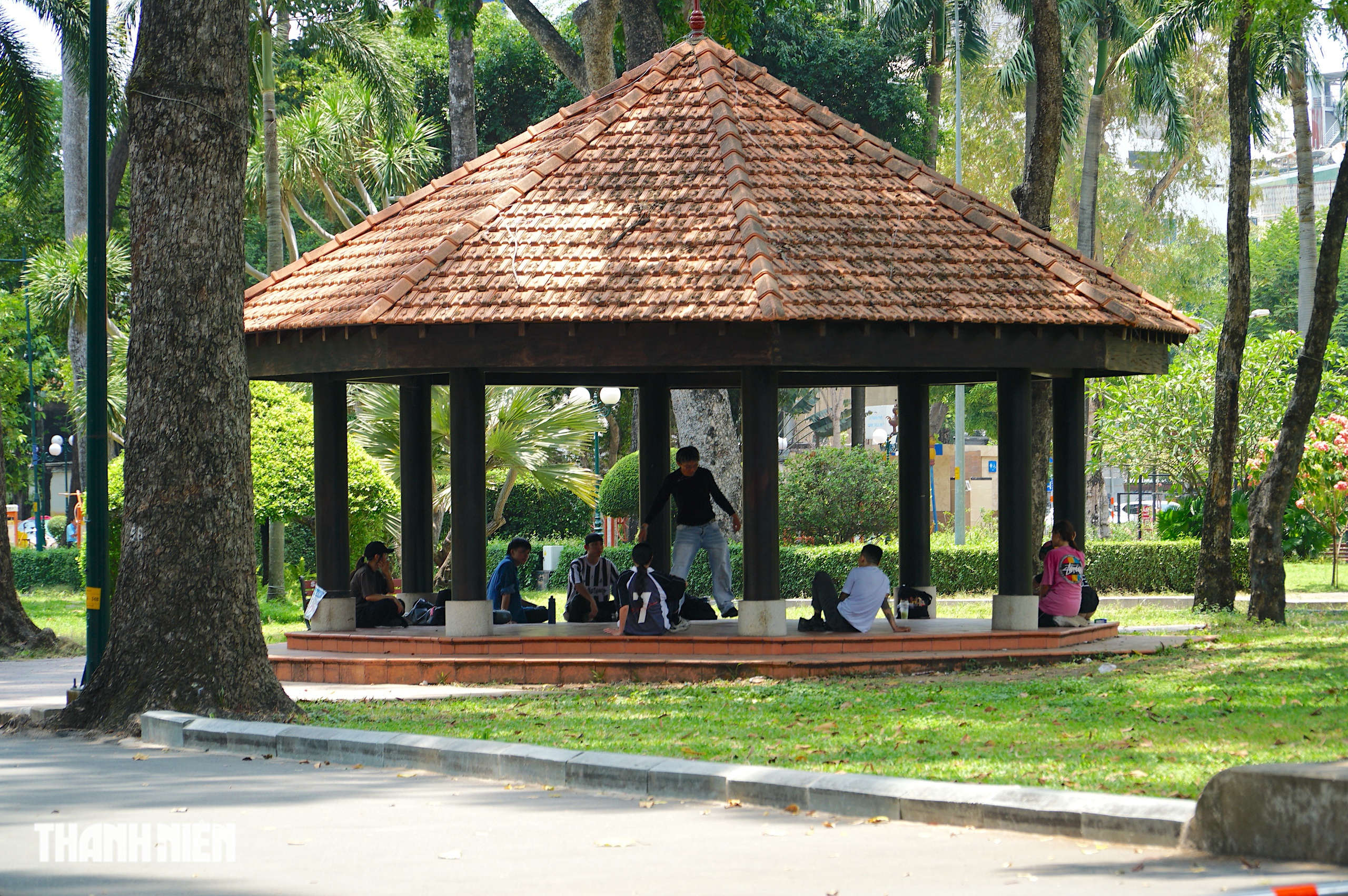 TP . HCM nắng nóng gay gắt: Người lao động tìm chốn mát dưới bóng cây , gầm cầu - Ảnh 10. TP . HCM nắng nóng gay gắt: Người lao động tìm chốn mát dưới bóng cây , gầm cầu - Ảnh 10.