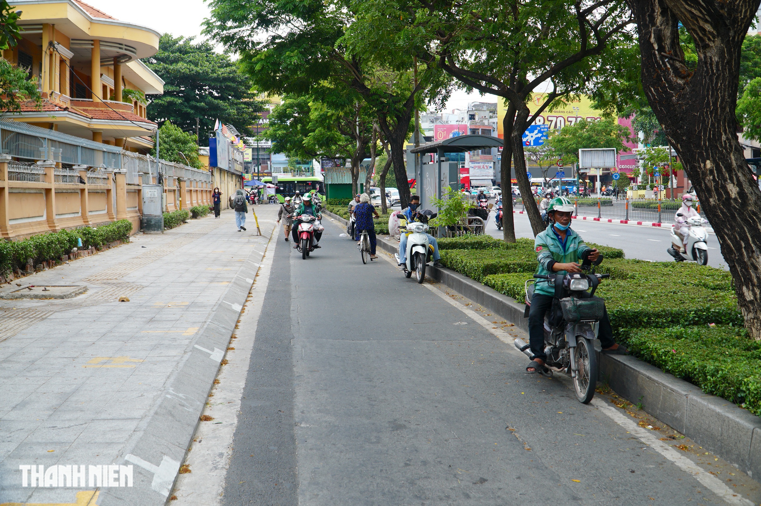 TP . HCM nắng nóng gay gắt: Người lao động tìm chốn mát dưới bóng cây , gầm cầu - Ảnh 8. TP . HCM nắng nóng gay gắt: Người lao động tìm chốn mát dưới bóng cây , gầm cầu - Ảnh 8.